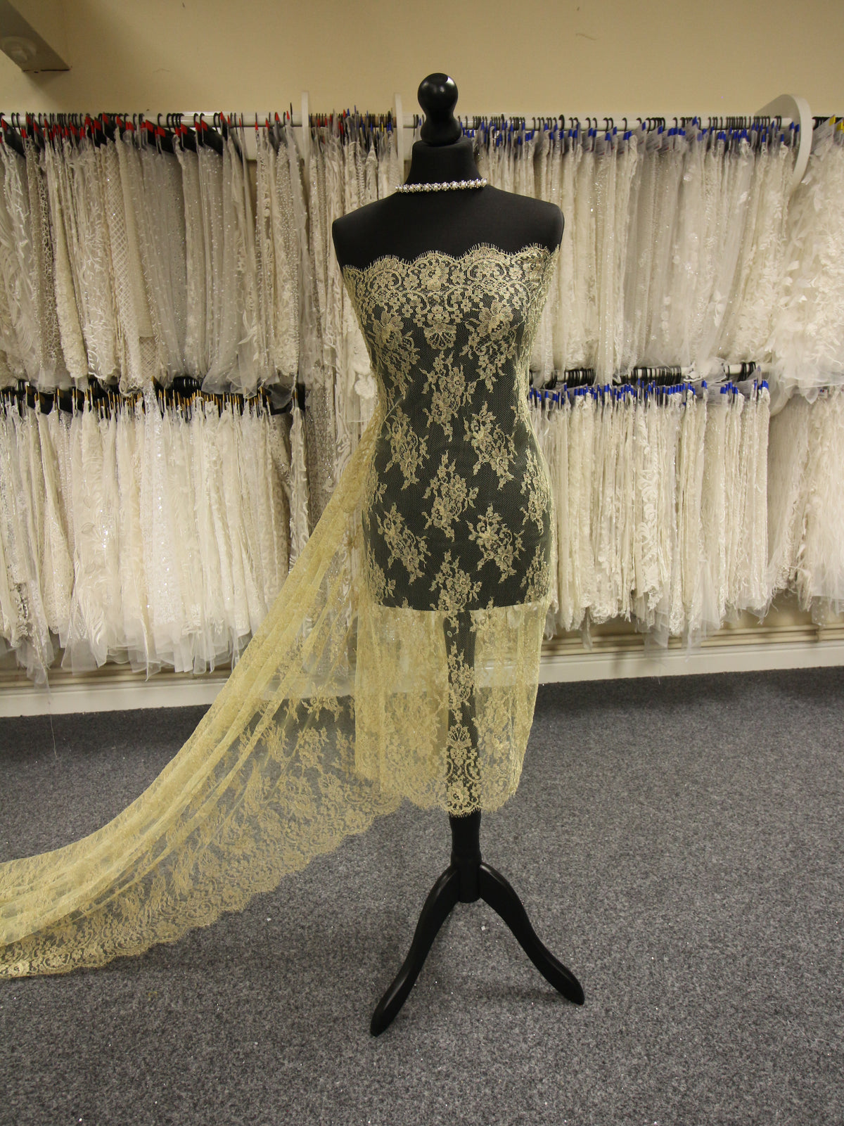 Gold auf goldener Chantilly-Spitze – Natasha