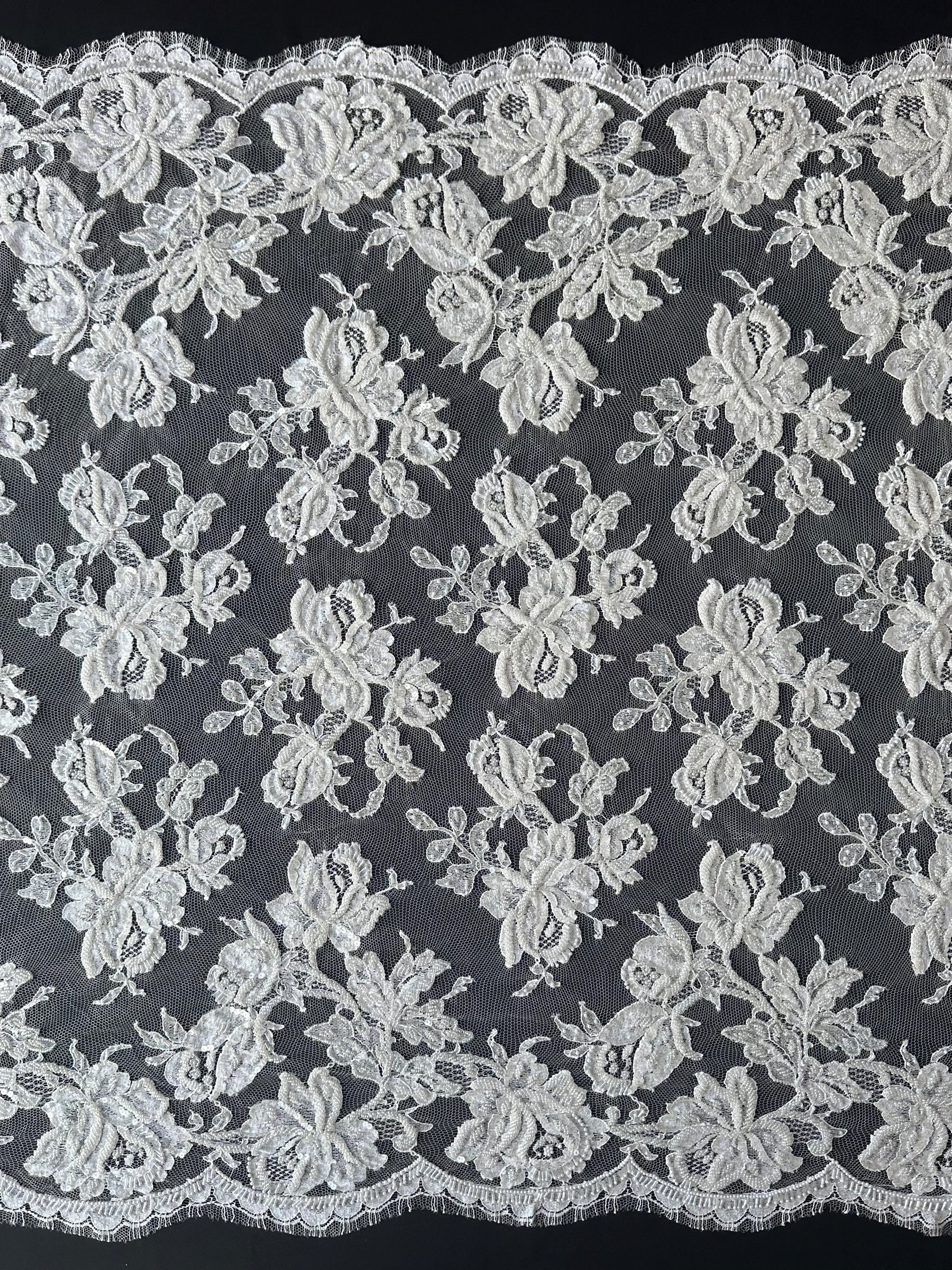 Elfenbeinfarbene verzierte Chantilly-Spitze - Henri