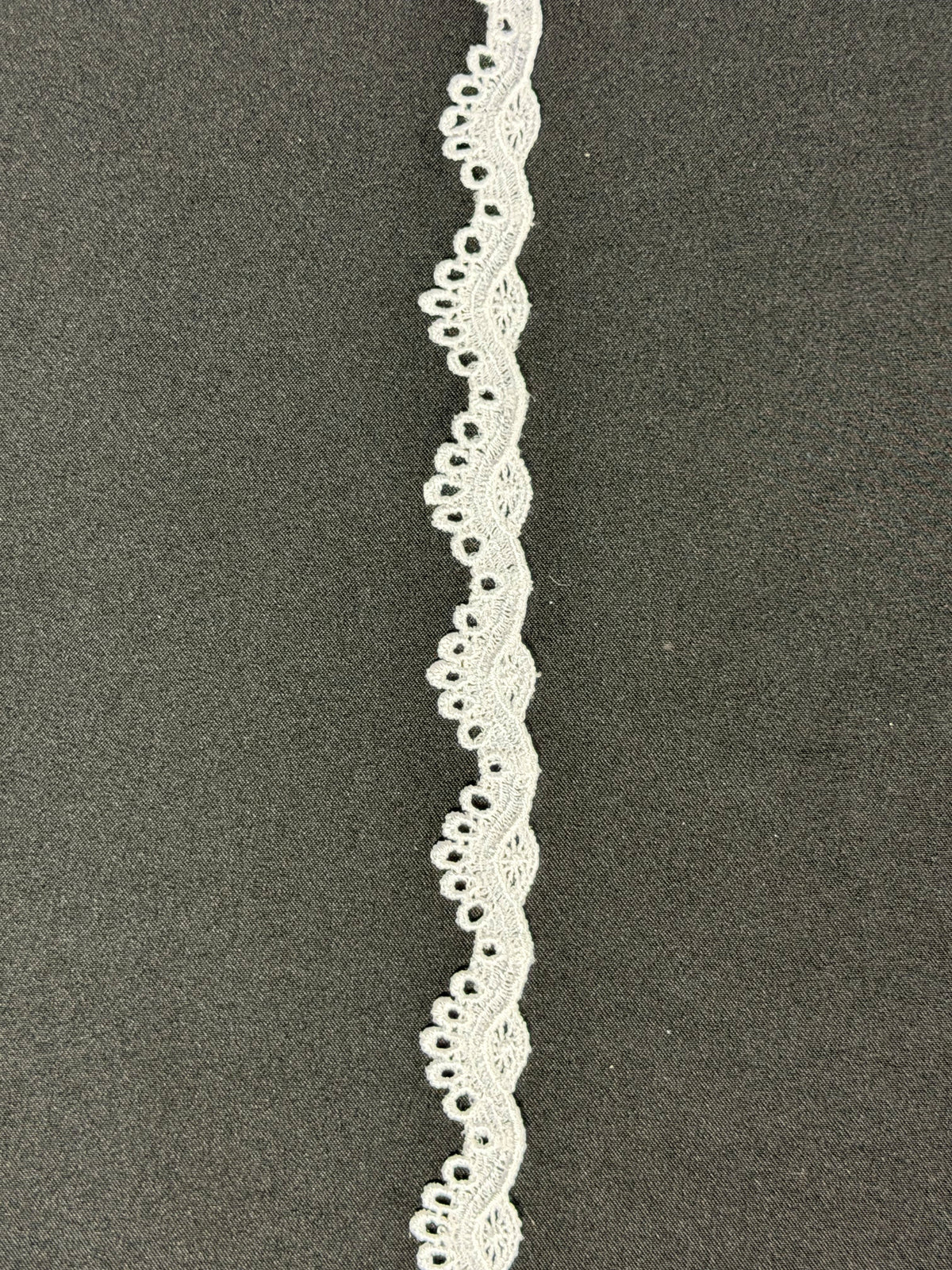 Weißer Guipure-Spitzenbesatz - T359