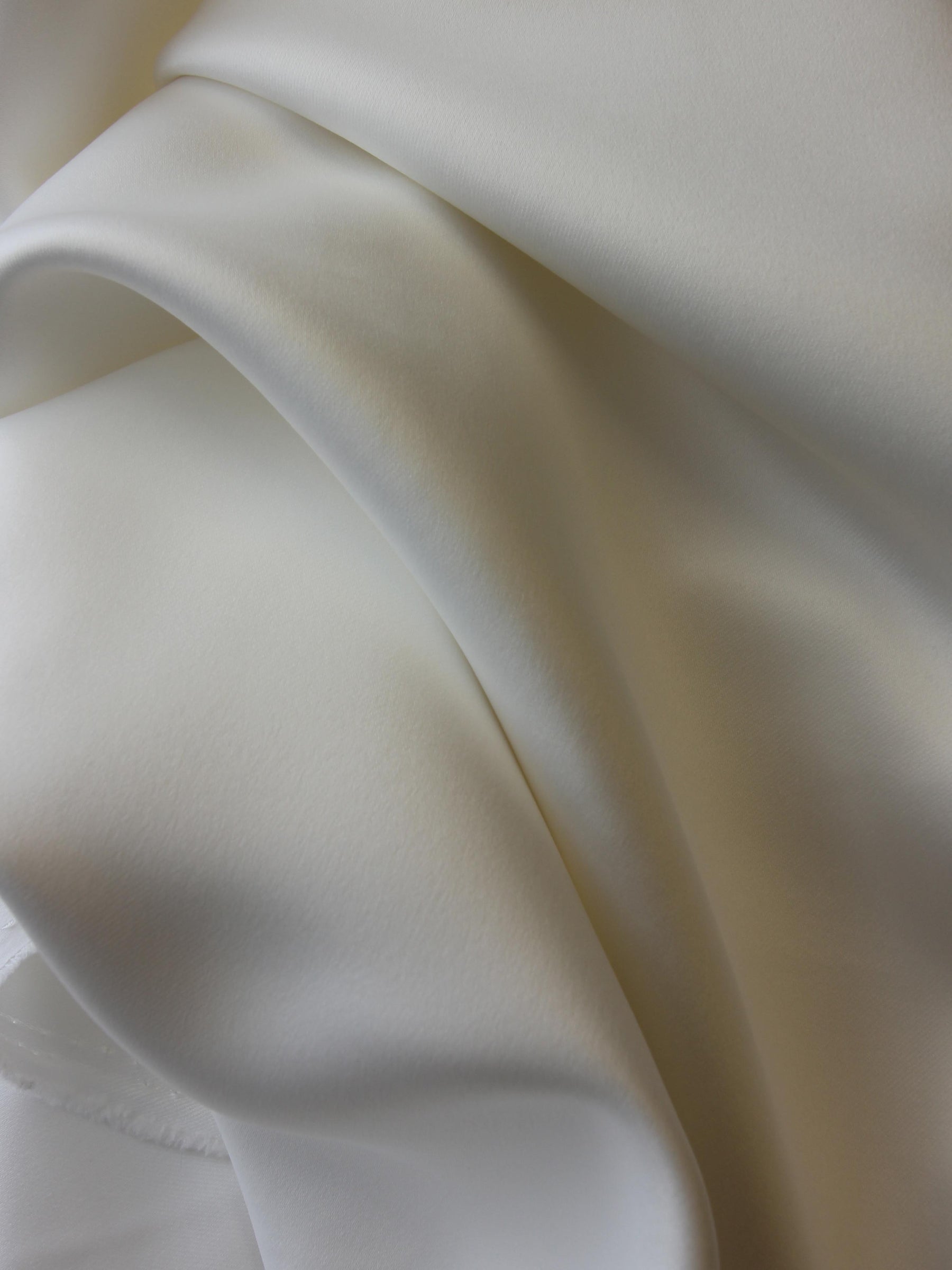Elfenbeinfarbener schwerer Polyester-Satin – Queen
