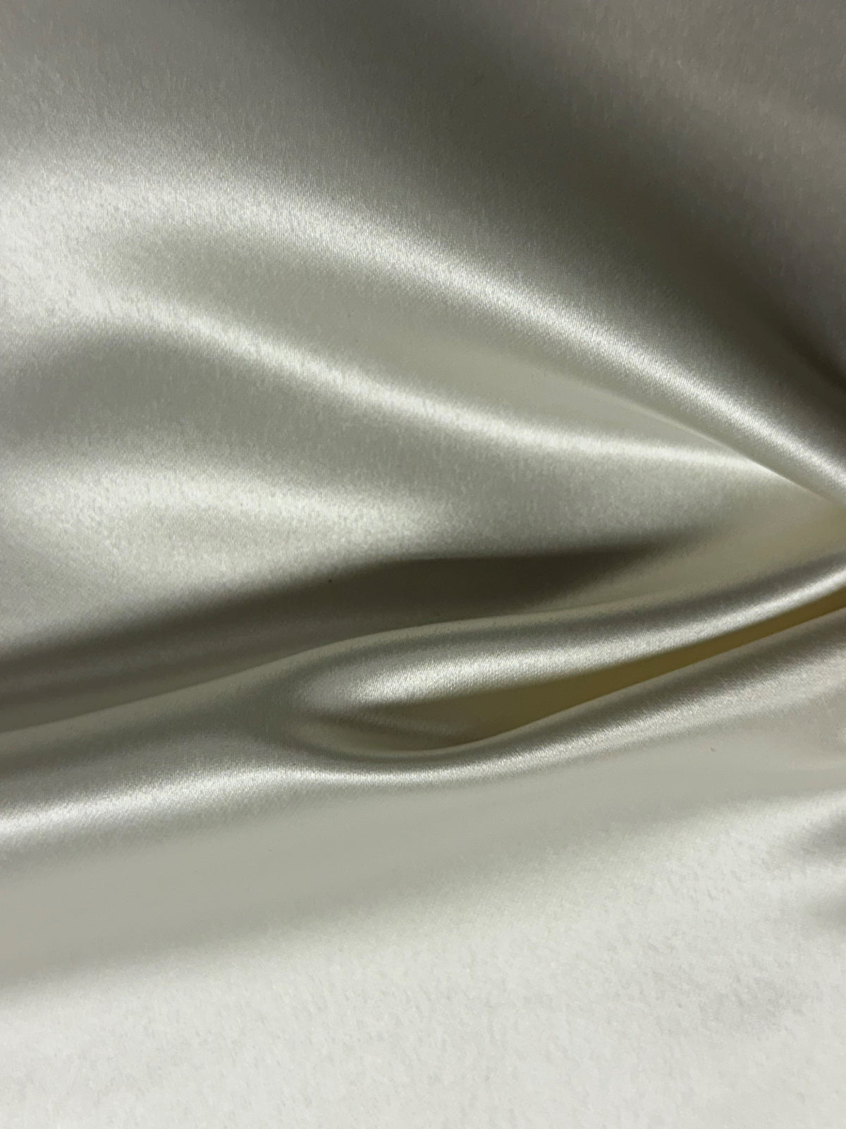 Elfenbeinfarbener Polyester-Duchesse-Satin – Distil
