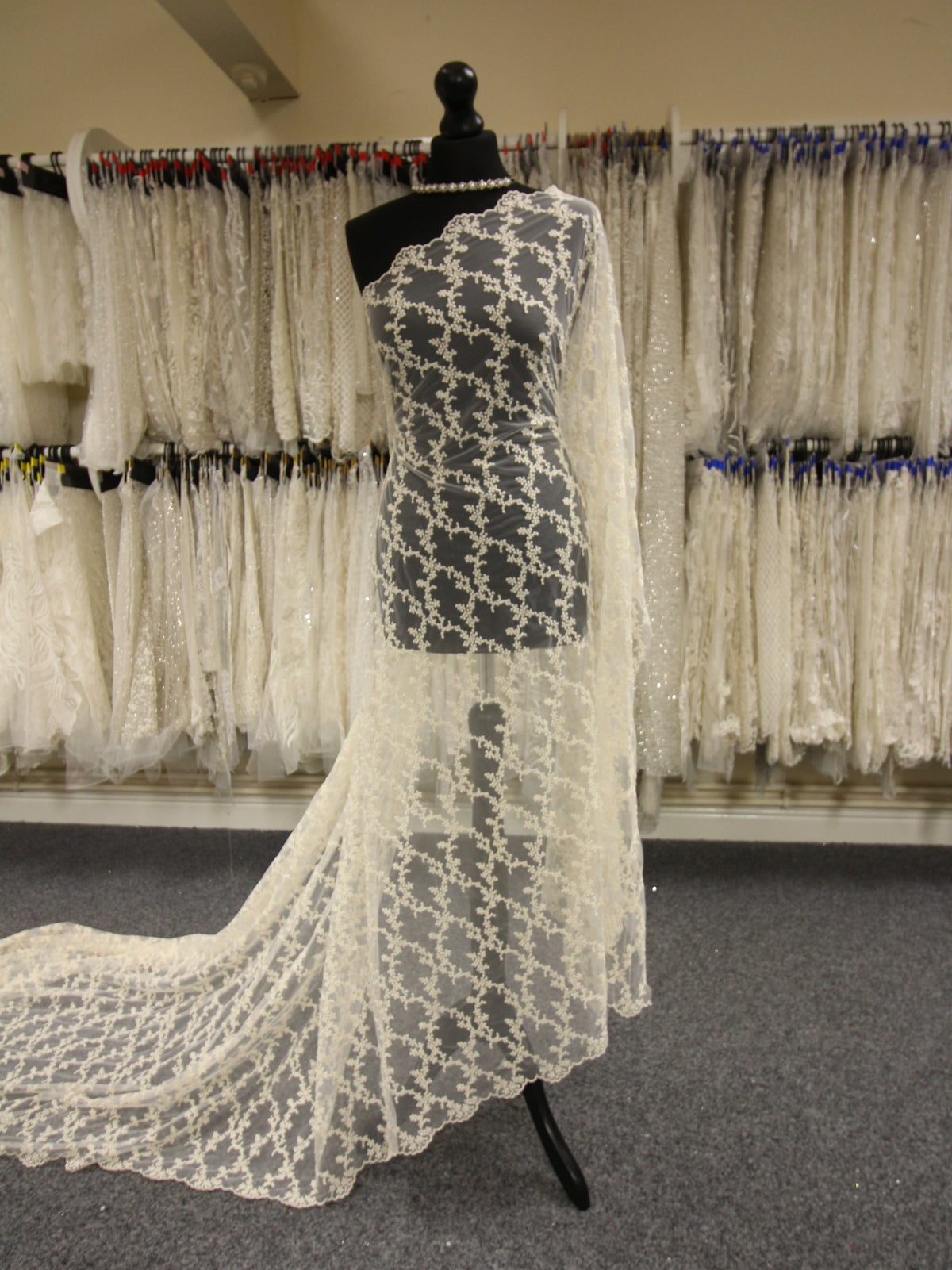 Champagnerfarbene französische bestickte Spitze – Larissa