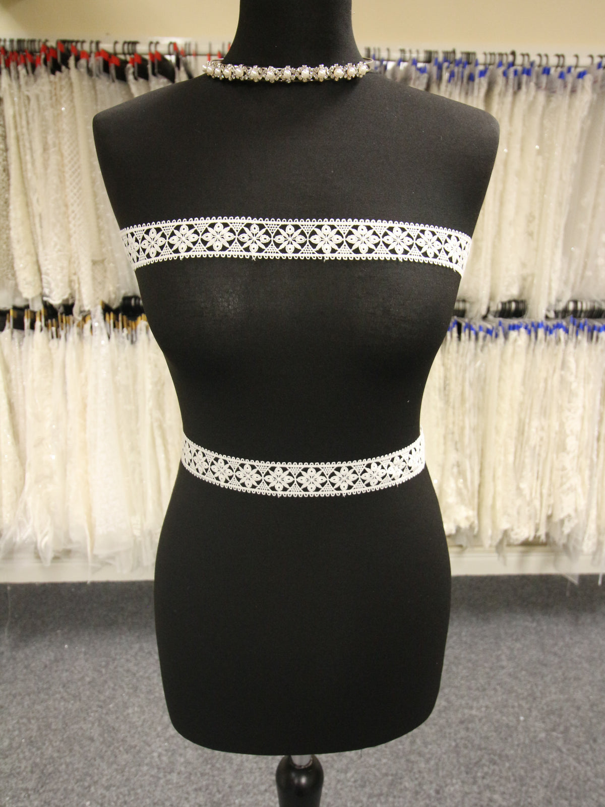 Elfenbeinfarbener Spitzenbesatz – Hickory