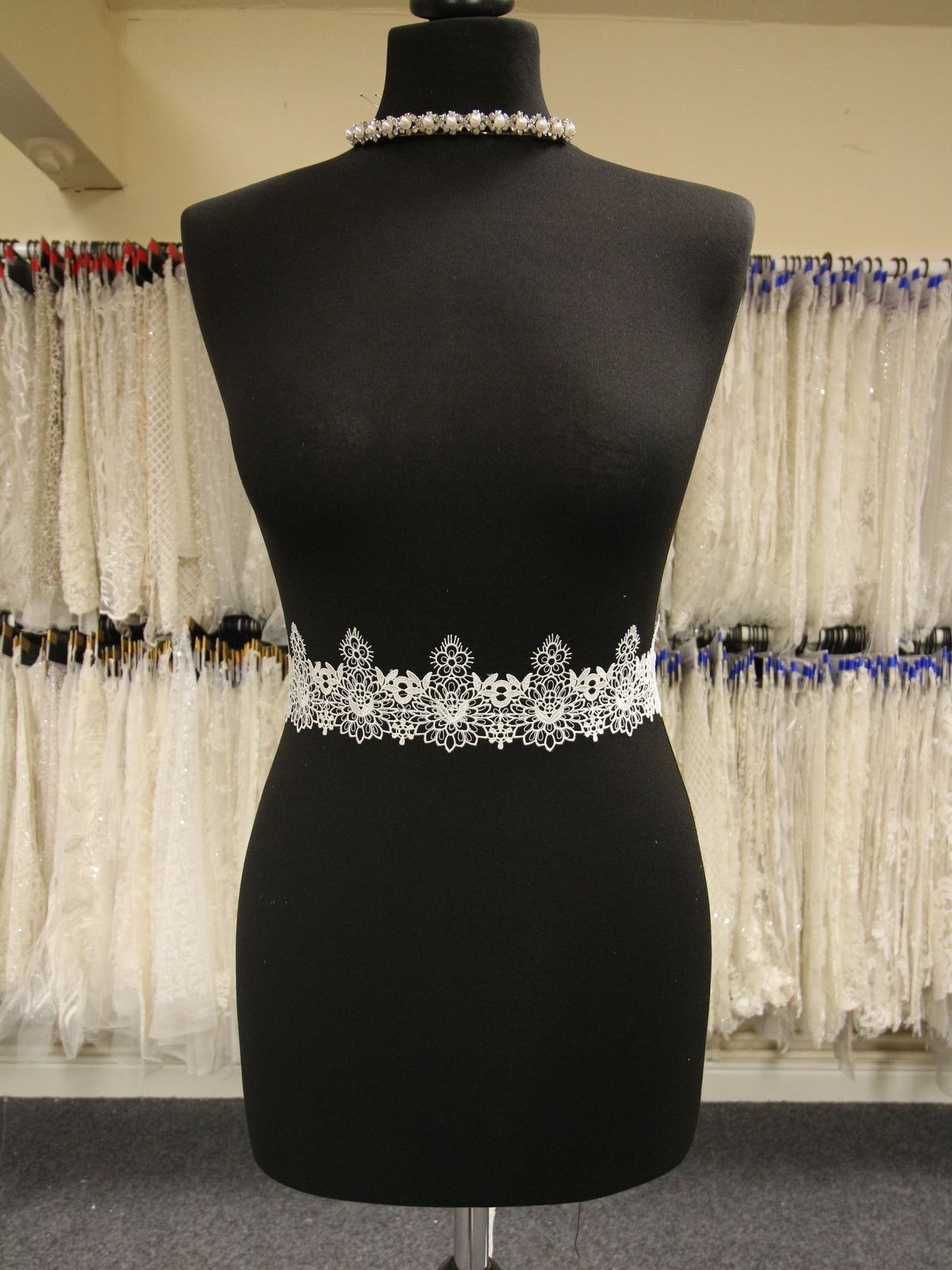 Elfenbeinfarbener Spitzenbesatz – Esche