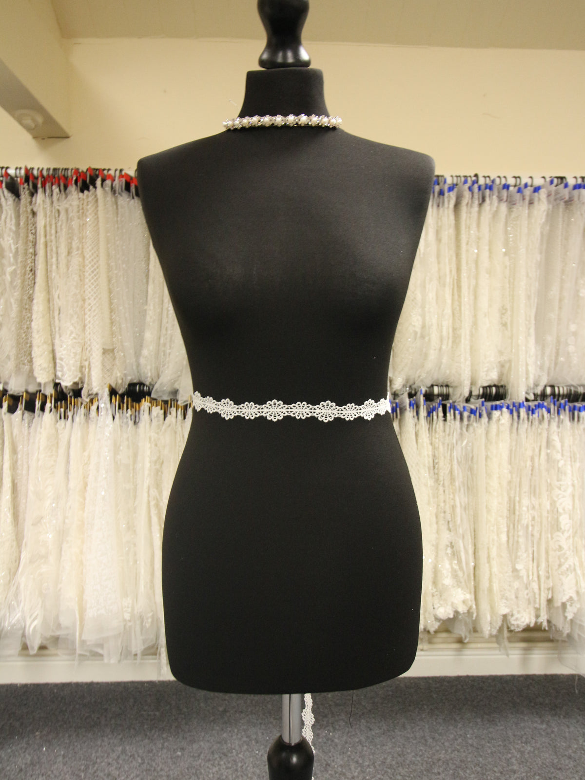 Elfenbeinfarbener Spitzenbesatz – Butternuss