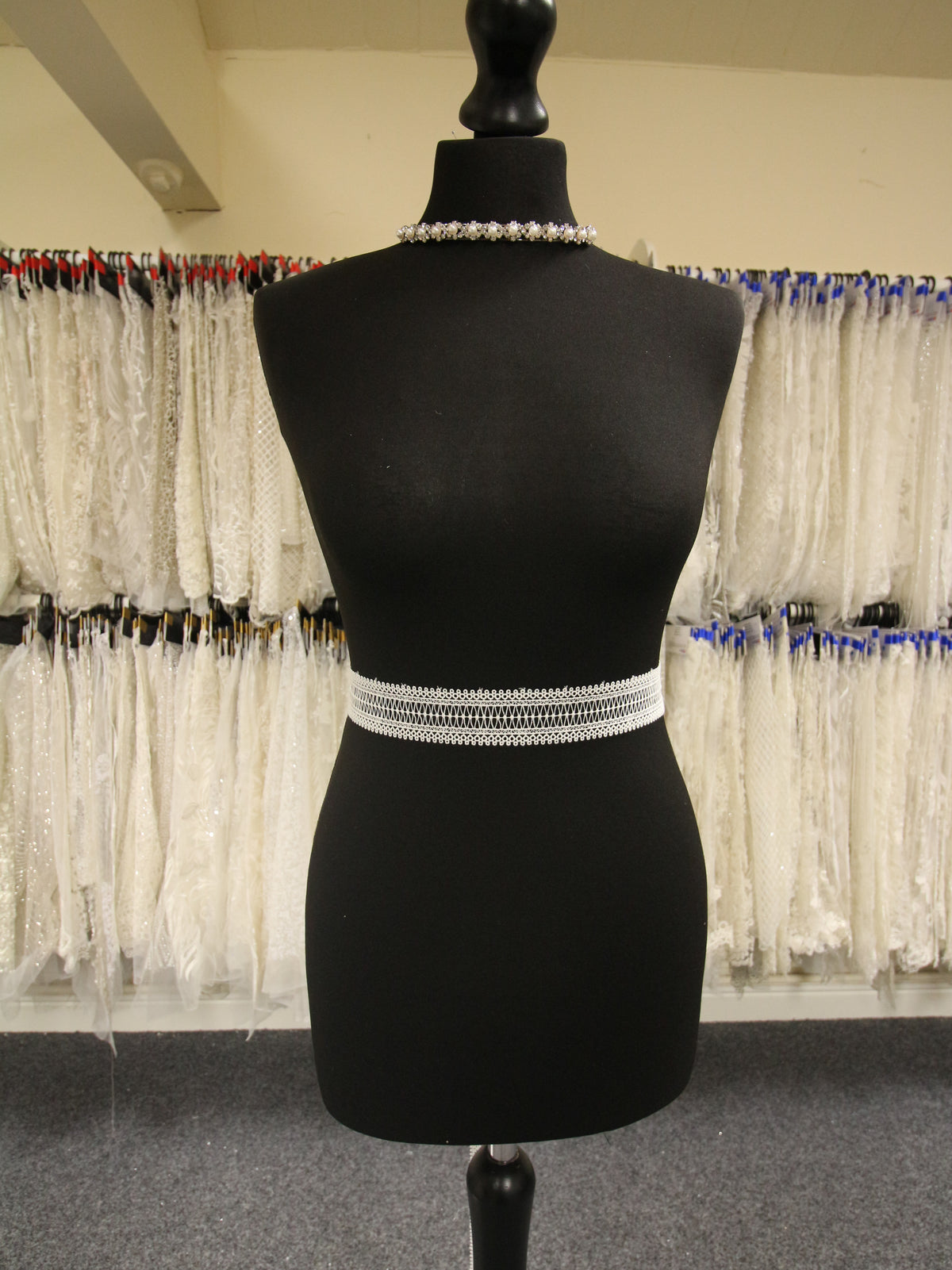 Elfenbeinfarbener Spitzenbesatz – Kirsche