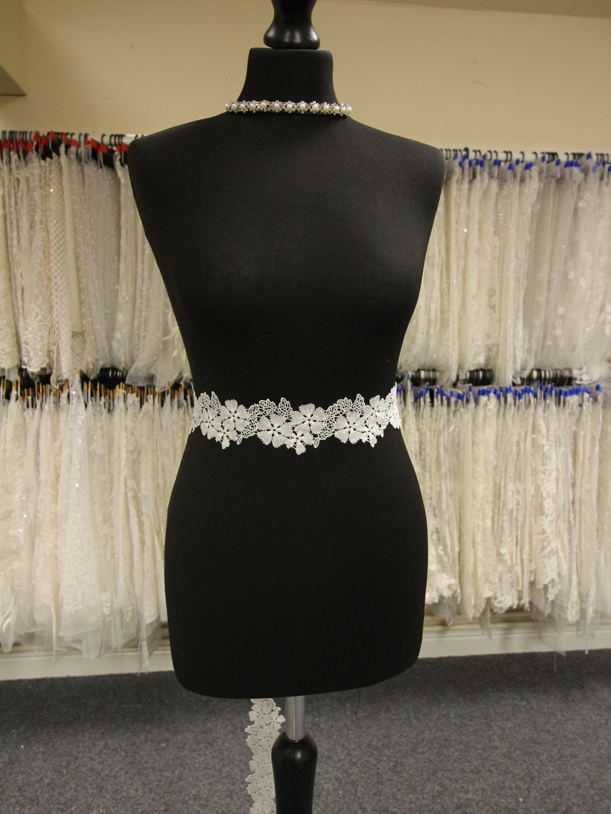 Elfenbeinfarbener Spitzenbesatz – Ulme