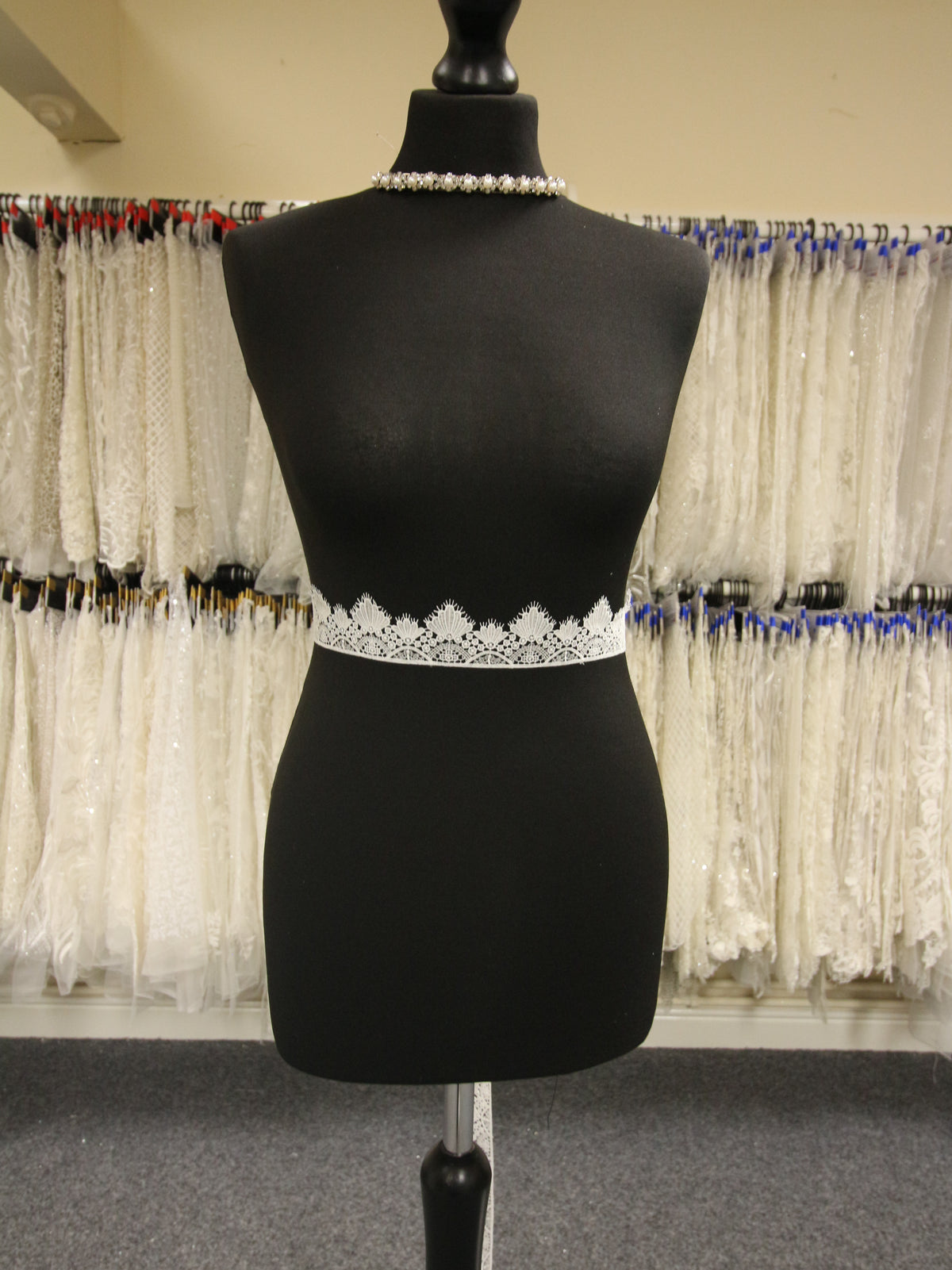 Elfenbeinfarbener Spitzenbesatz – Hornbeam