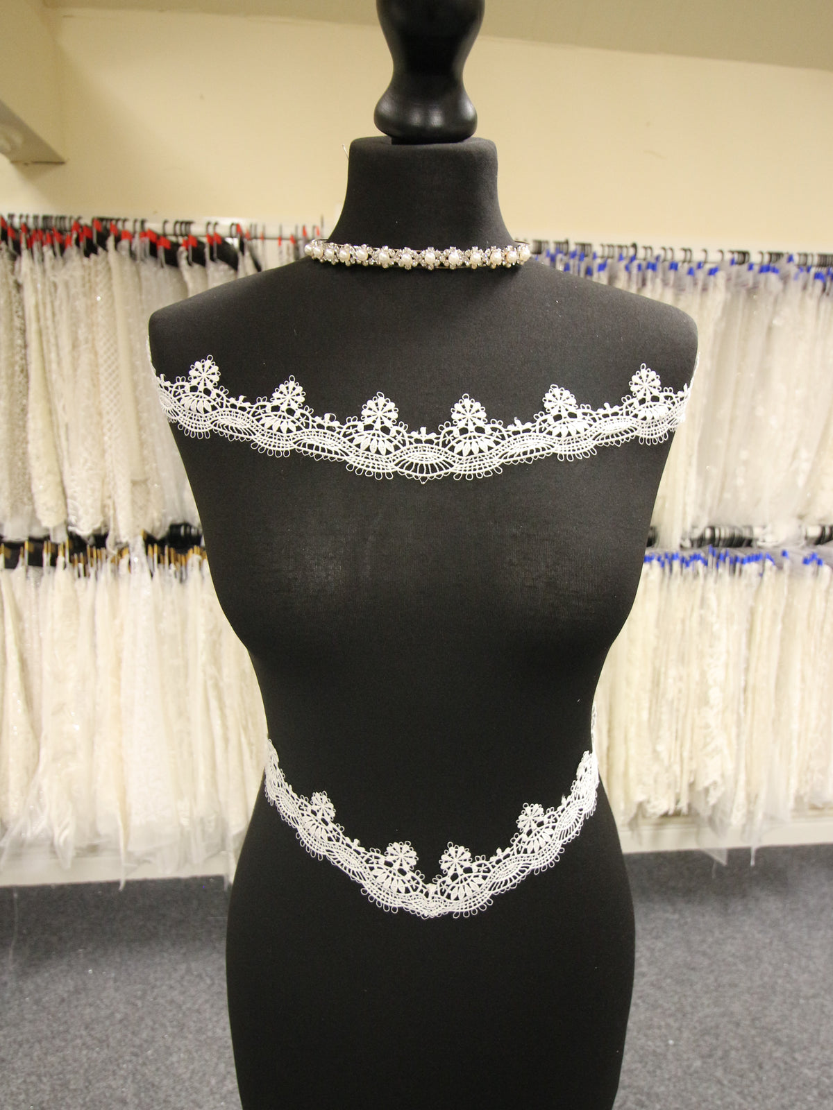 Elfenbeinfarbener Spitzenbesatz – Heuschrecke