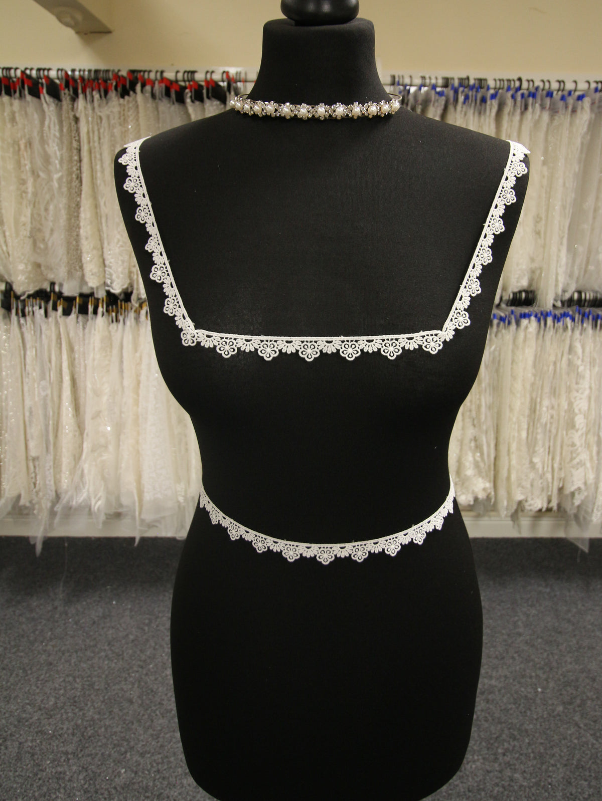 Elfenbeinfarbener Spitzenbesatz – Mahagoni