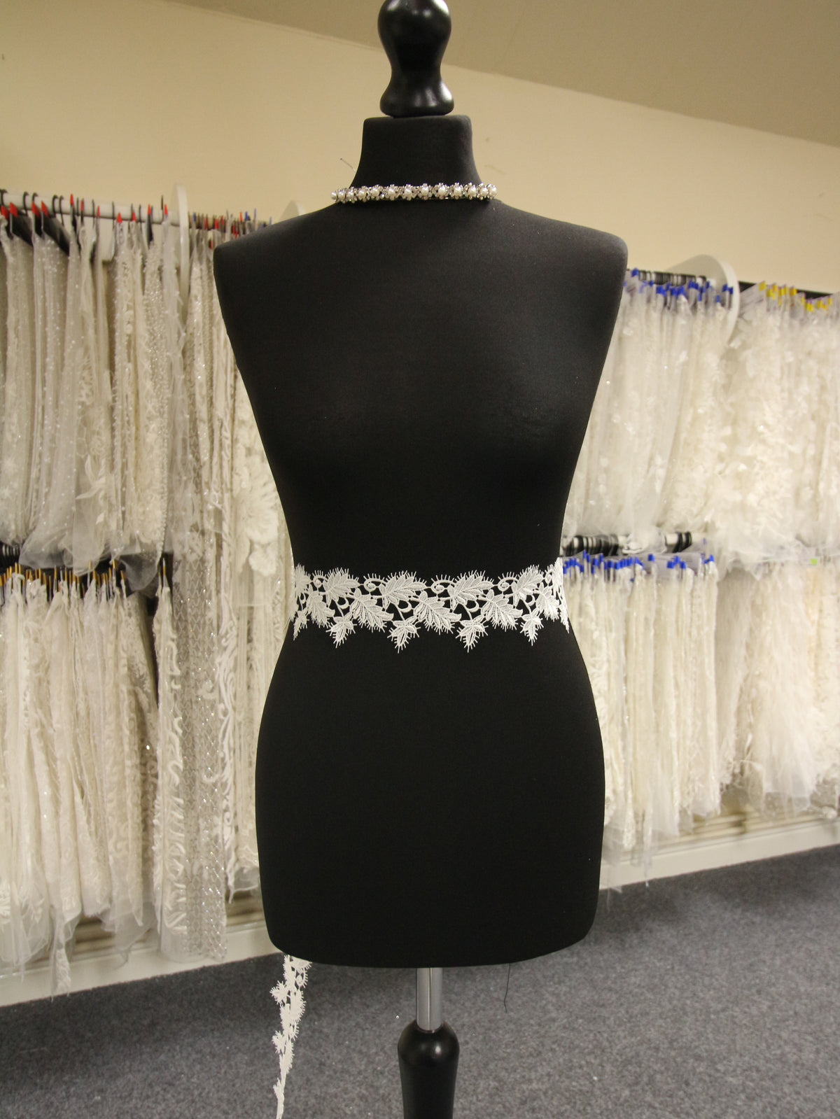 Elfenbeinfarbener Spitzenbesatz – Palme