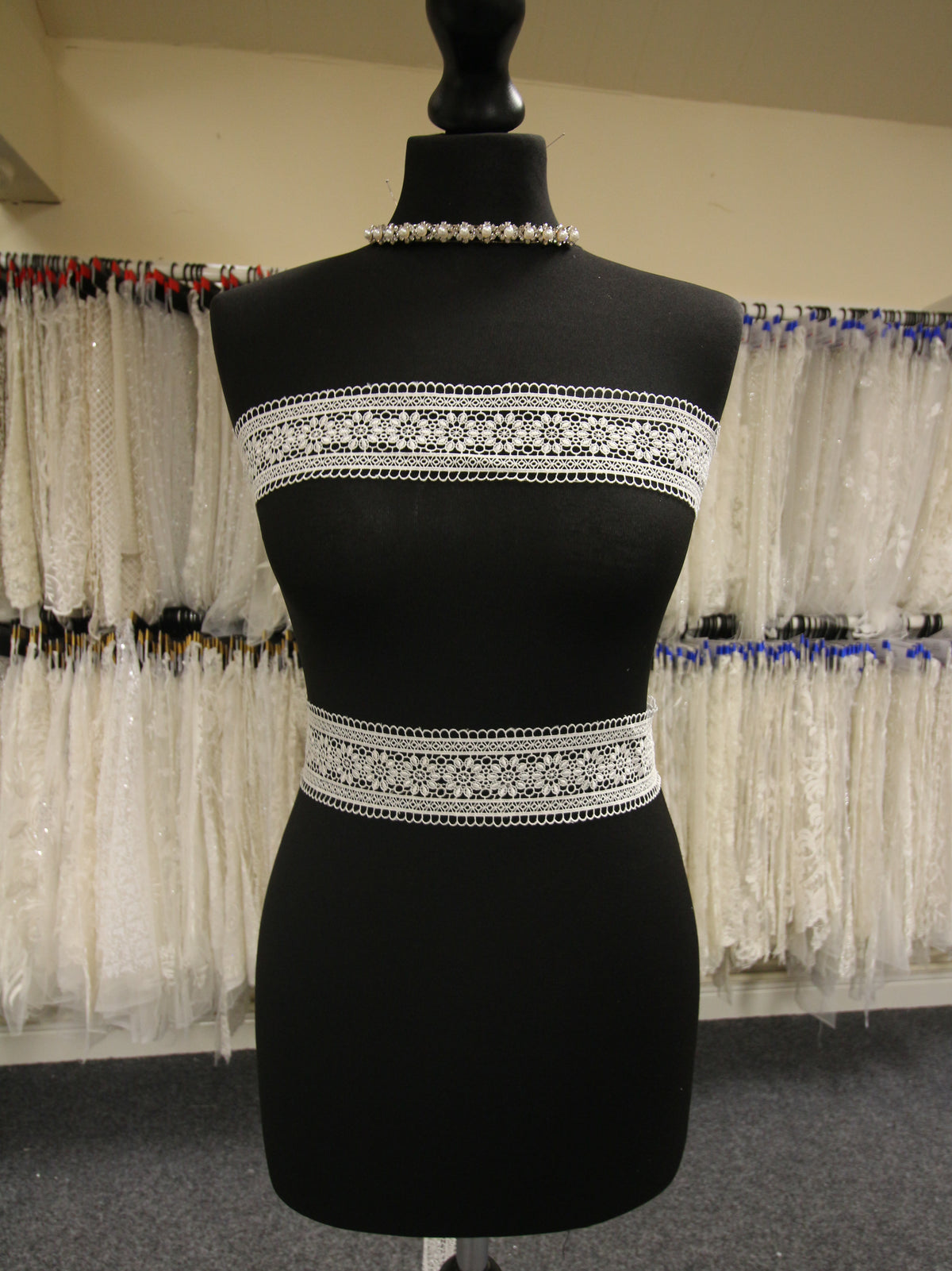 Elfenbeinfarbener Spitzenbesatz – Kiefer