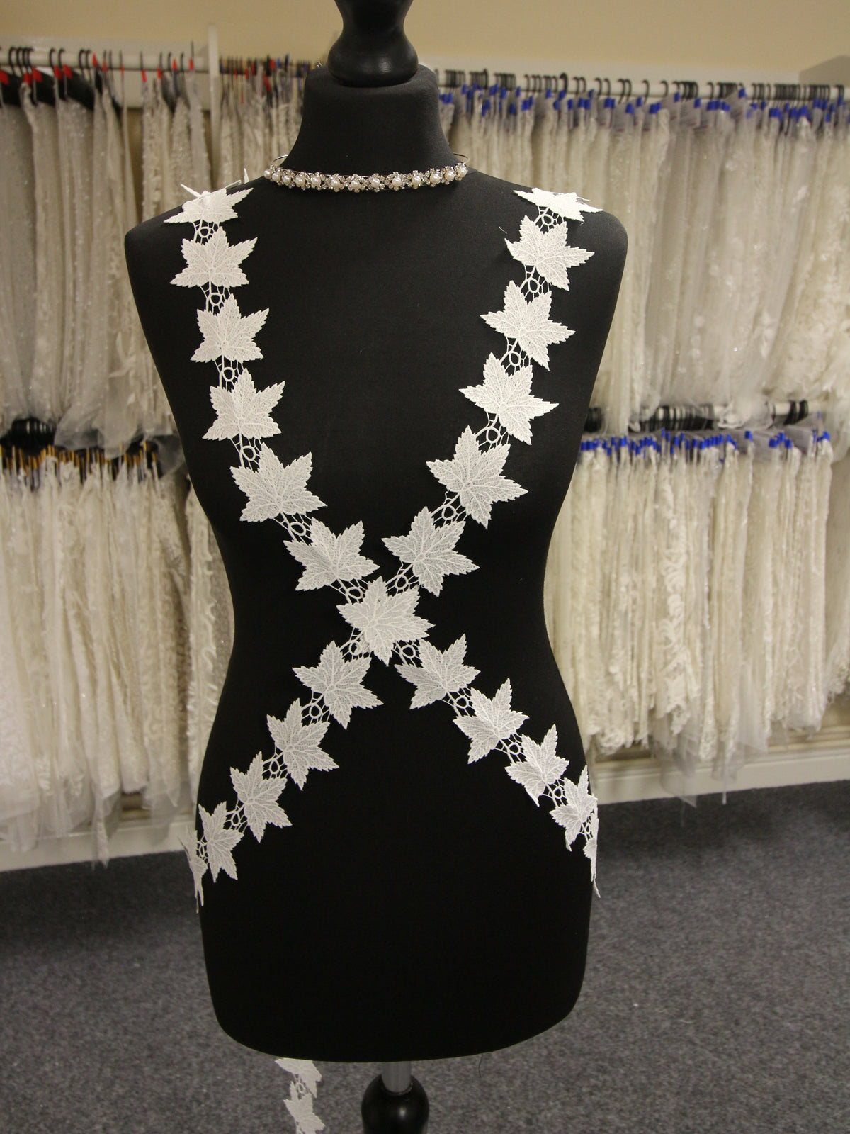 Elfenbeinfarbener Spitzenbesatz – Flugzeug