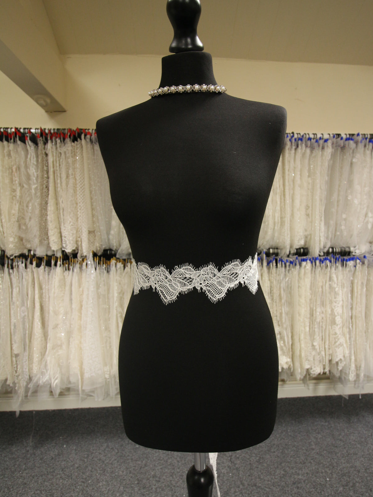 Elfenbeinfarbener Spitzenbesatz – Pappel