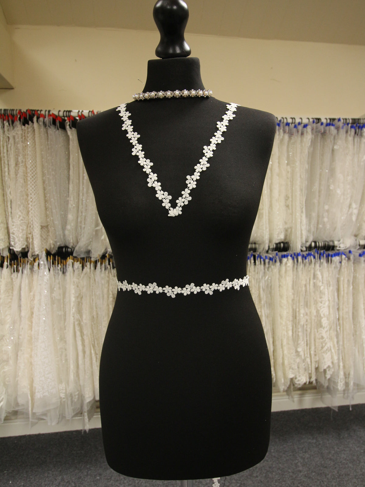 Elfenbeinfarbener Spitzenbesatz – Shadbush