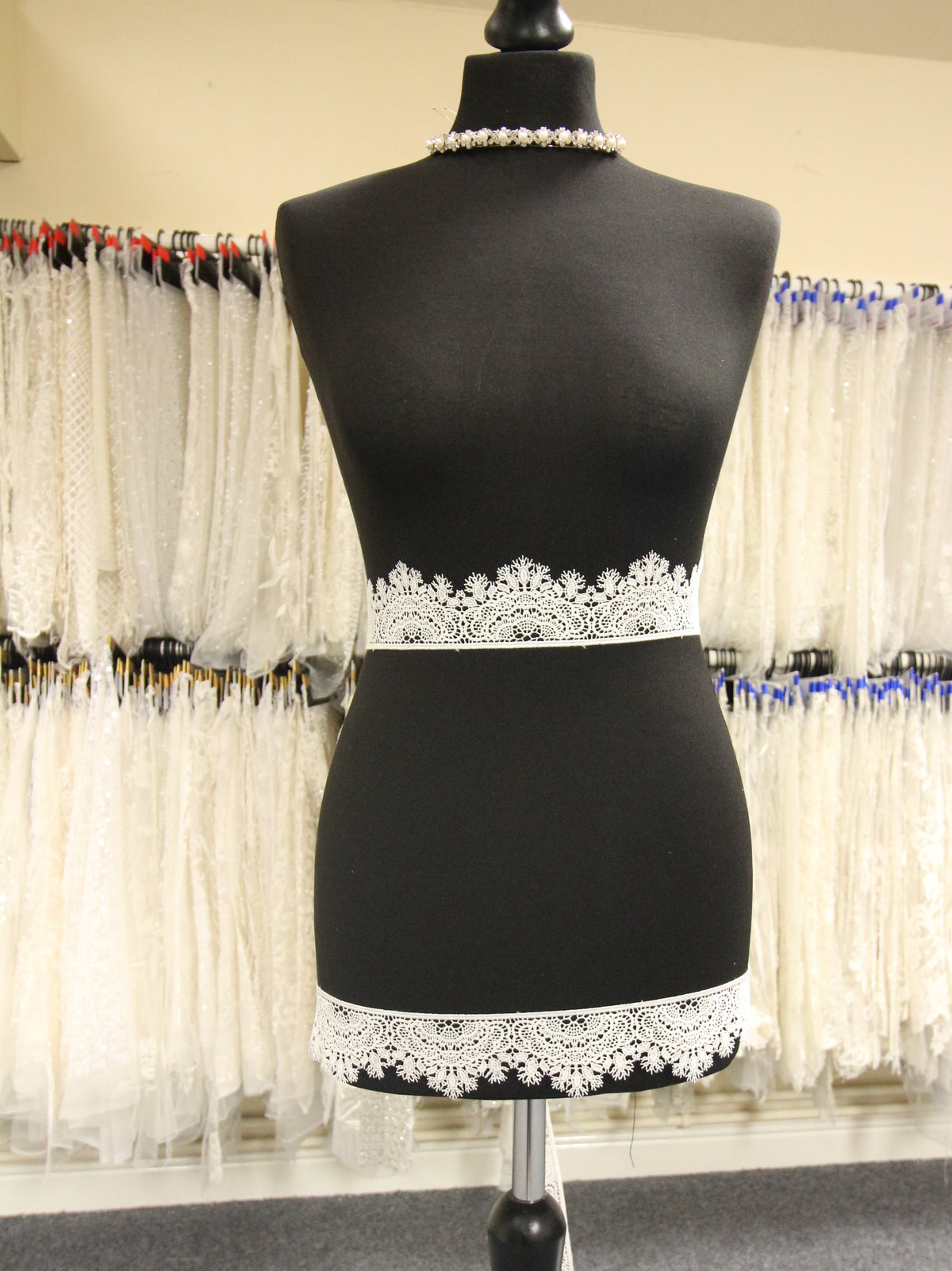 Elfenbeinfarbener Spitzenbesatz – Fichte