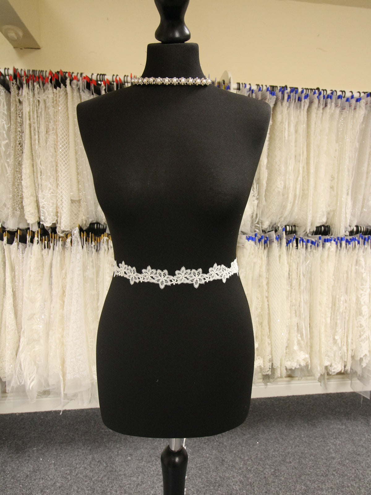 Elfenbeinfarbener Spitzenbesatz – Bergahorn