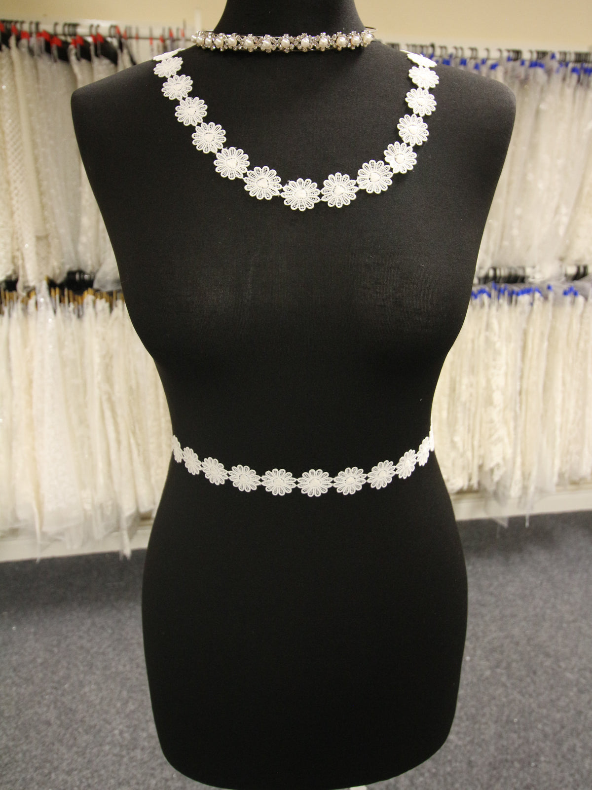 Elfenbeinfarbener Spitzenbesatz – Teakholz