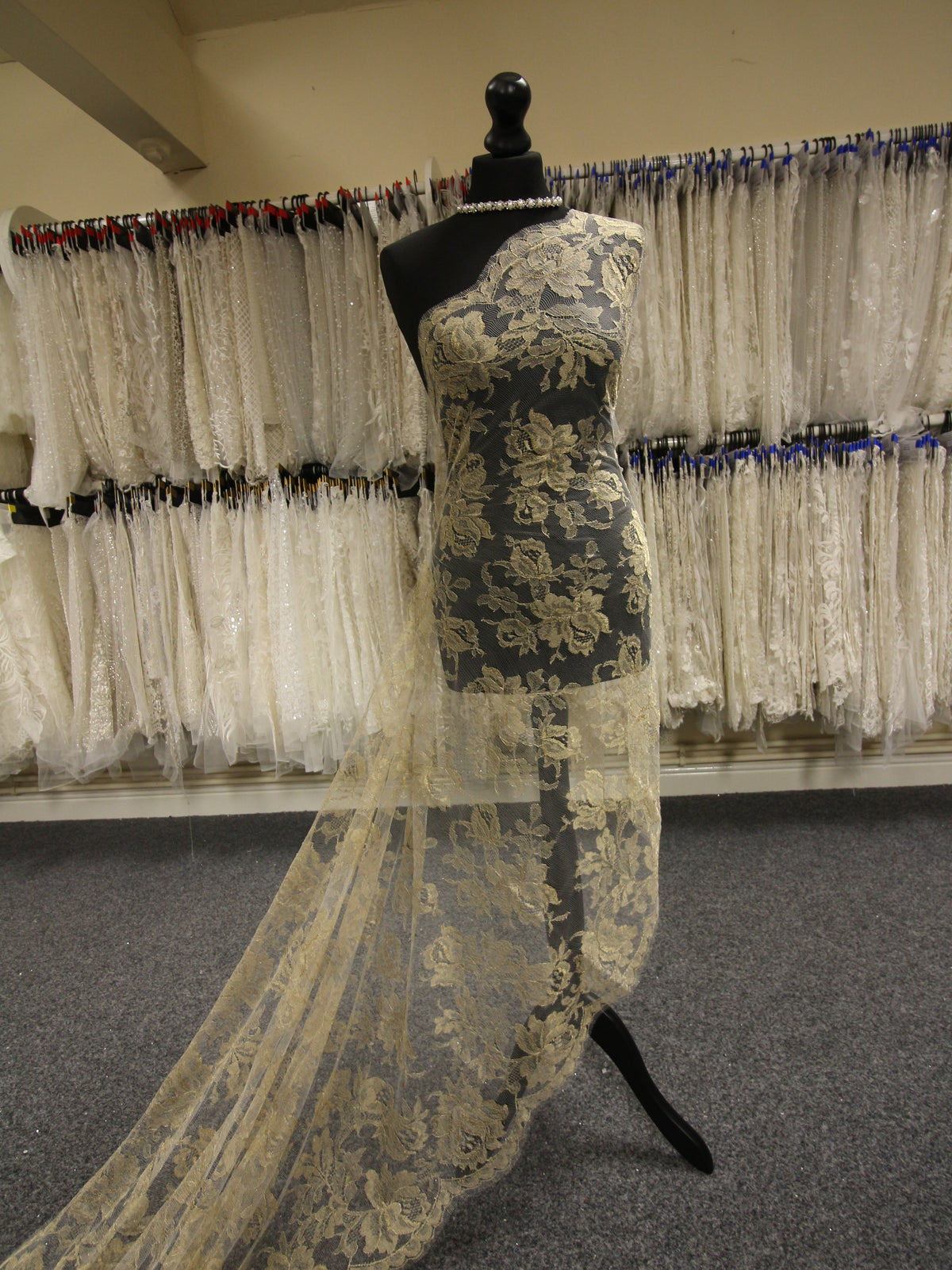 Chantilly-Spitze in Gold und Elfenbein – Maxine