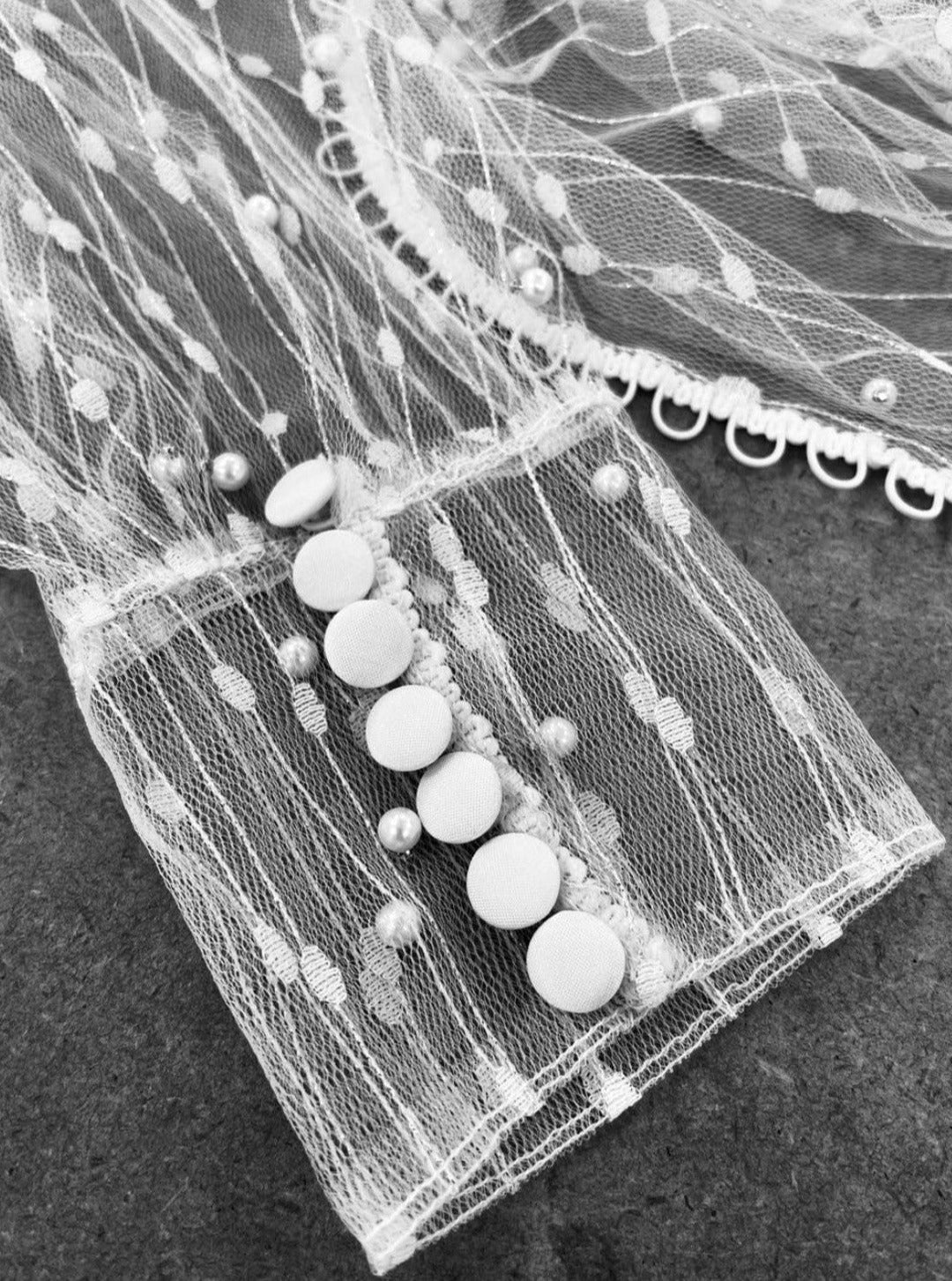 Elfenbeinfarbene Raschelspitze – Stream