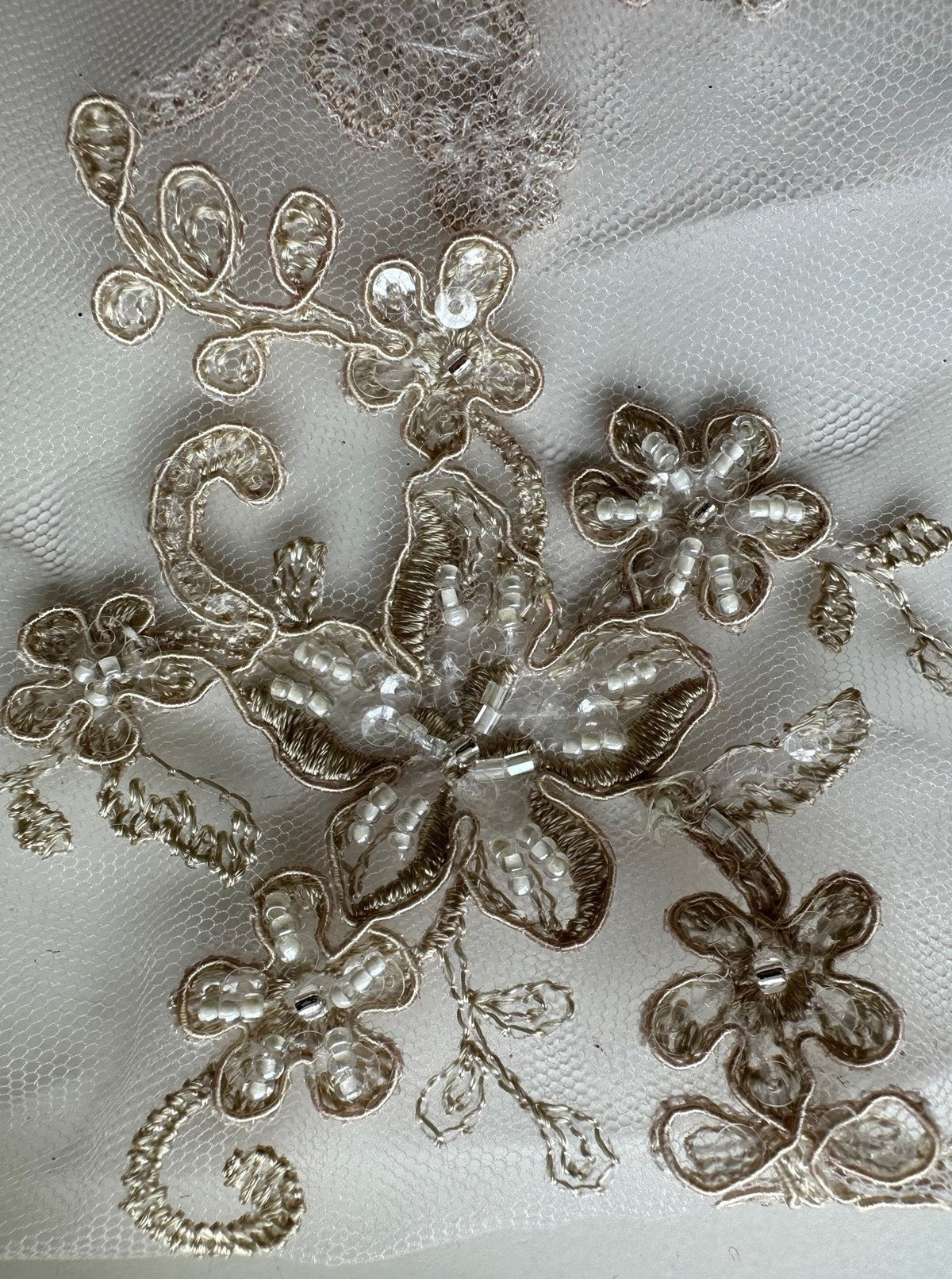 Sandbeige Perlen- und Kordelspitze – Alexandra