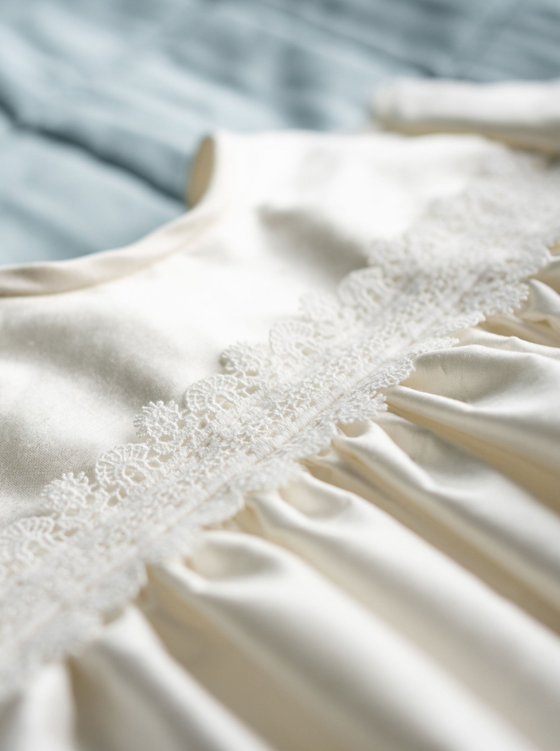 Elfenbeinfarbener Spitzenbesatz – Salamander