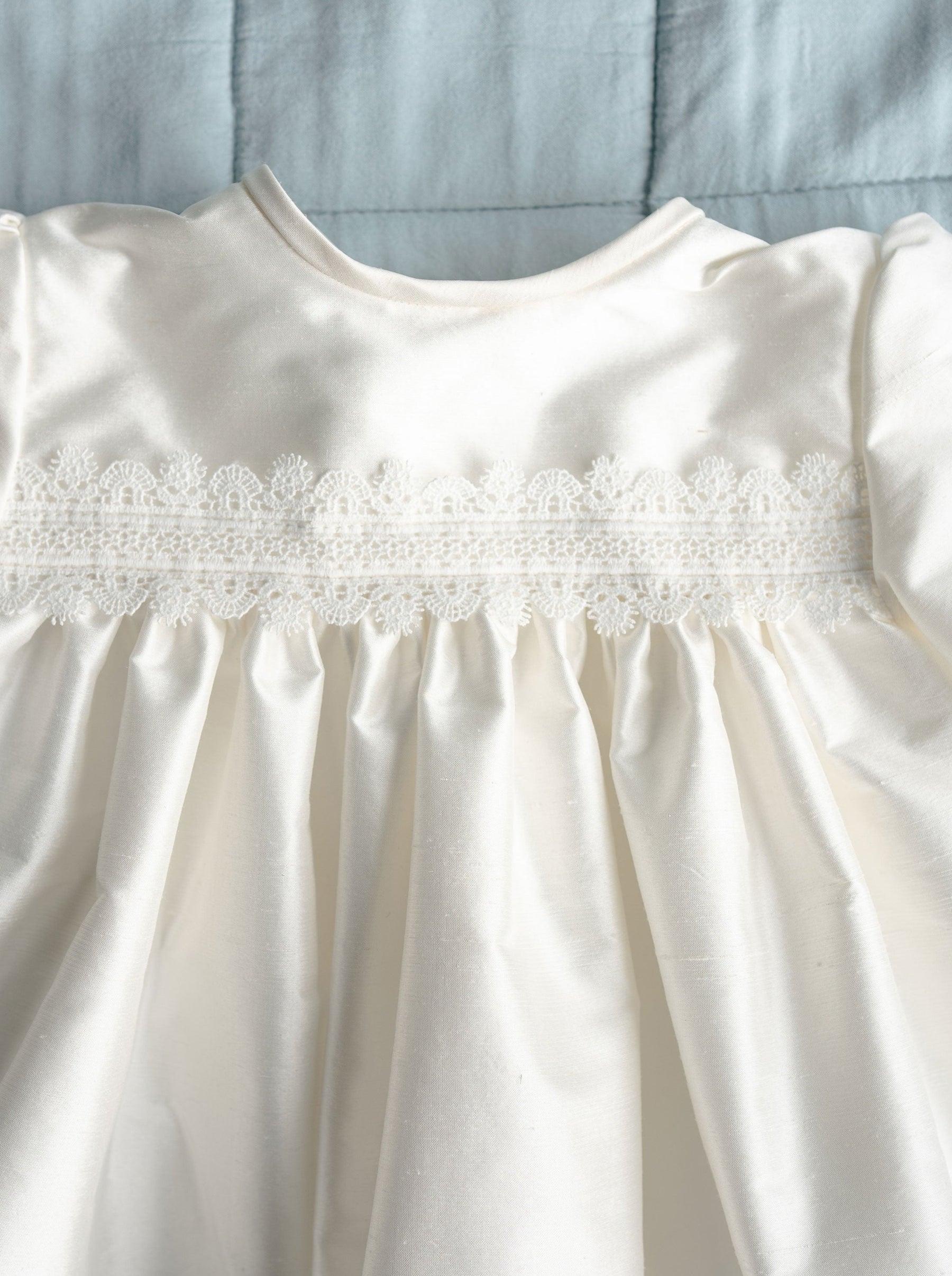 Elfenbeinfarbener Spitzenbesatz – Salamander