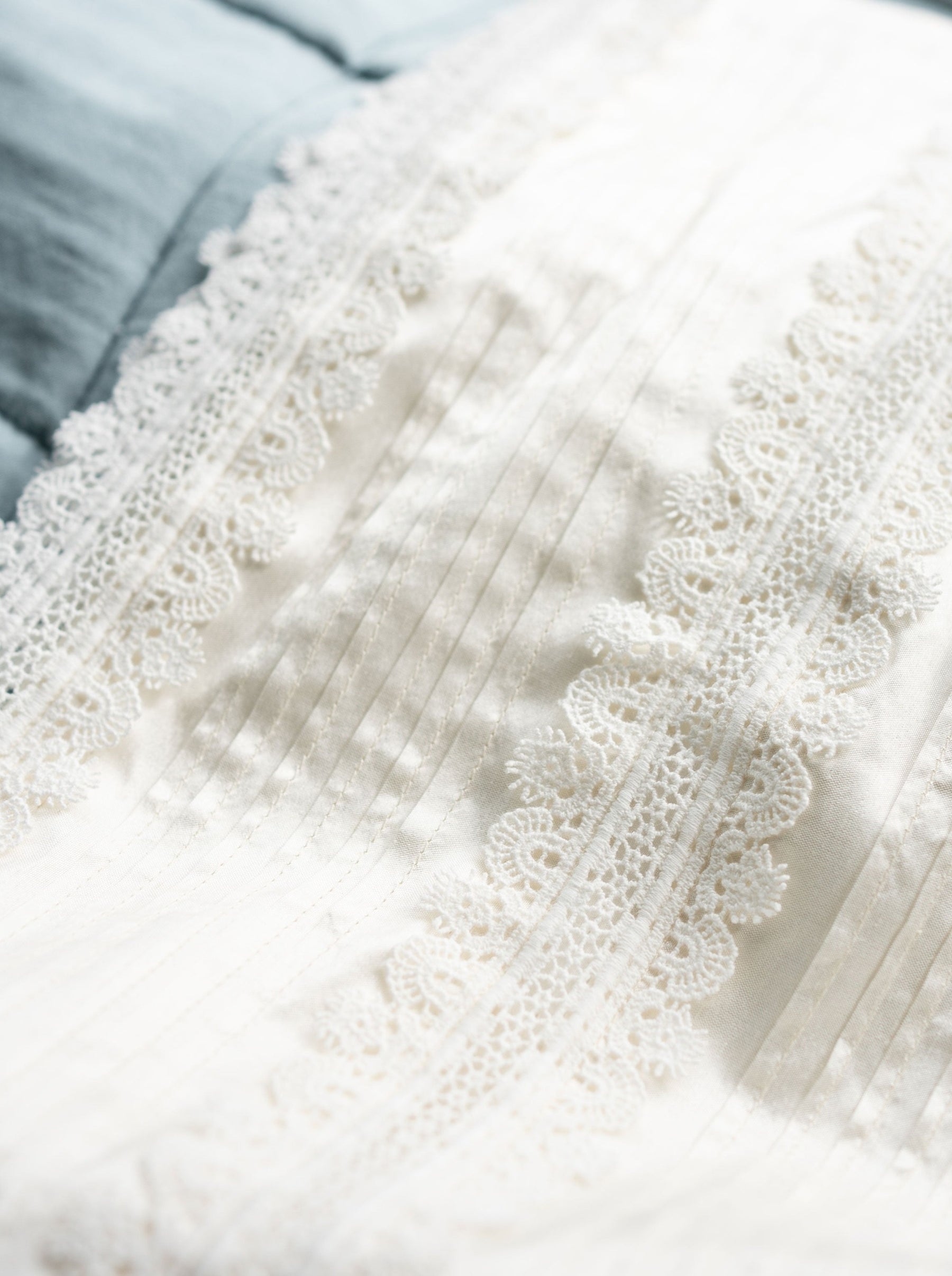 Elfenbeinfarbener Spitzenbesatz – Salamander