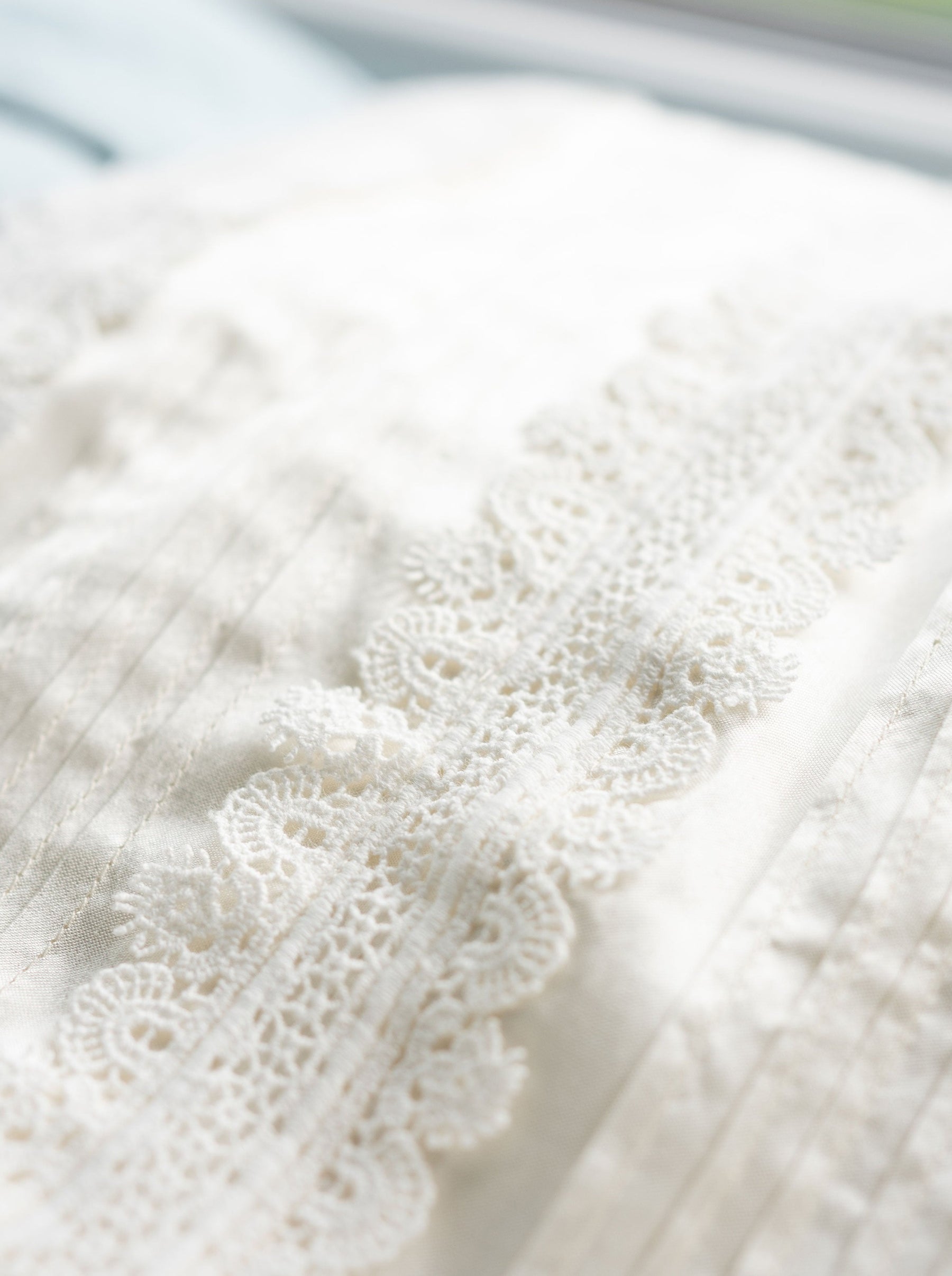 Elfenbeinfarbener Spitzenbesatz – Salamander