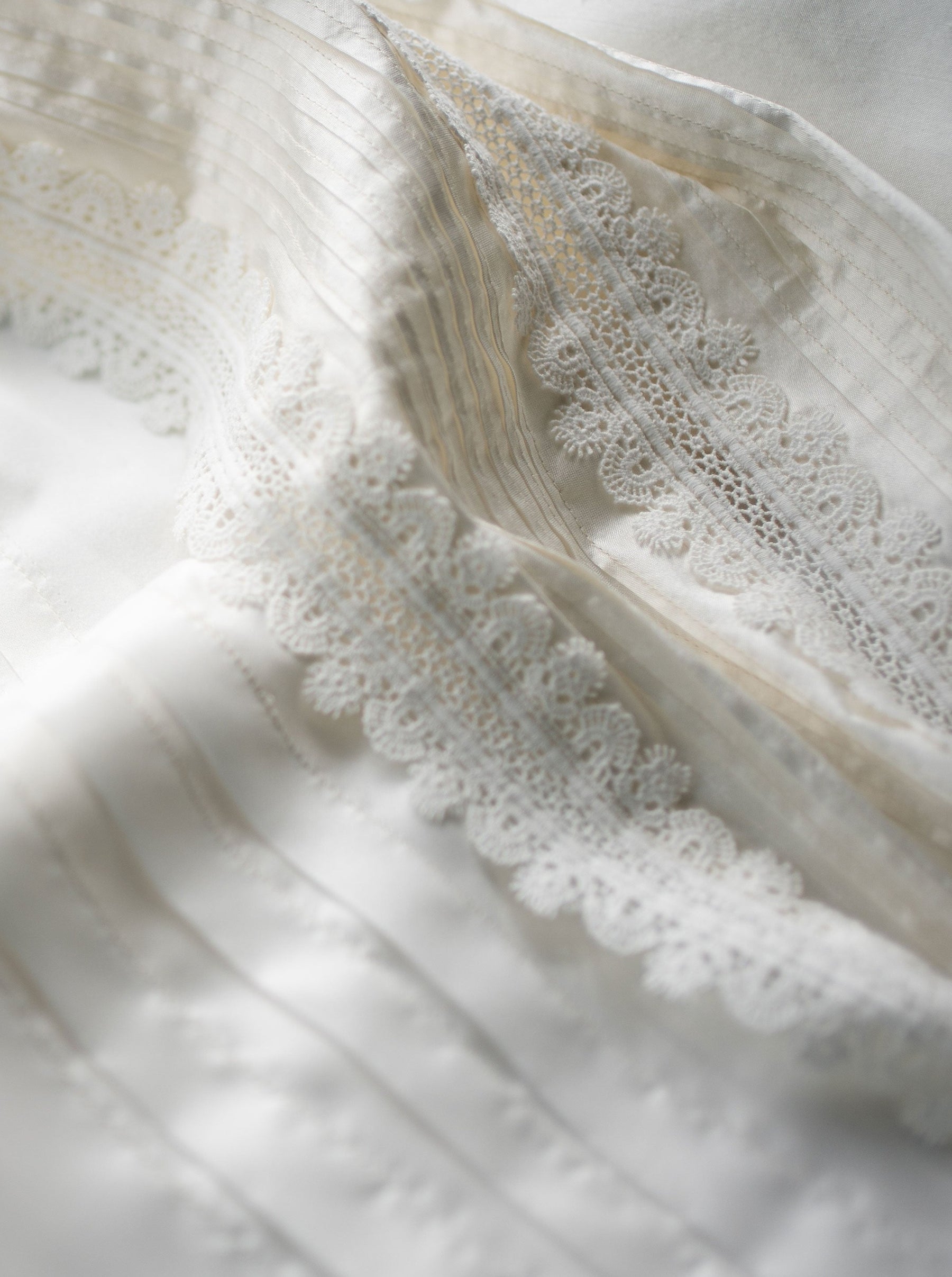 Elfenbeinfarbener Spitzenbesatz – Salamander