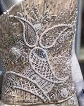 Elfenbeinfarbene, perlenbesetzte Paisley-Spitze – Amani