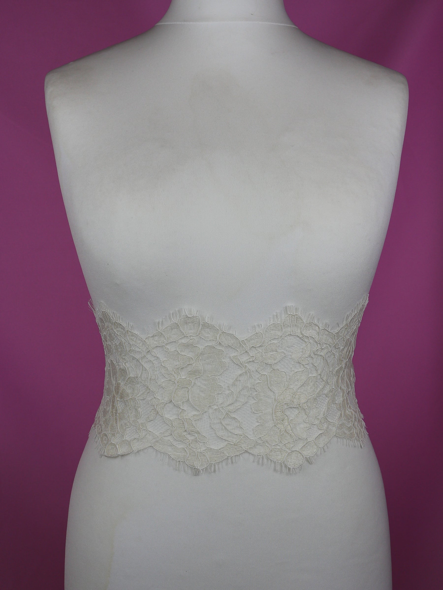 Elfenbeinfarbener Chantilly-Spitzenbesatz – Amy