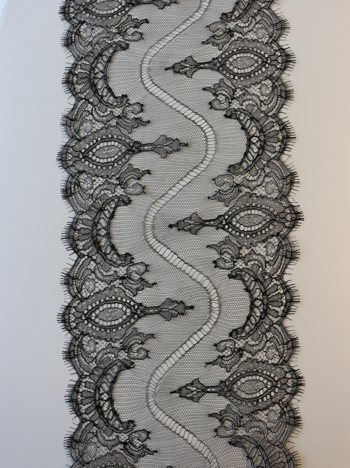 Schwarzer Öko-Chantilly-Spitzenbesatz – Devika