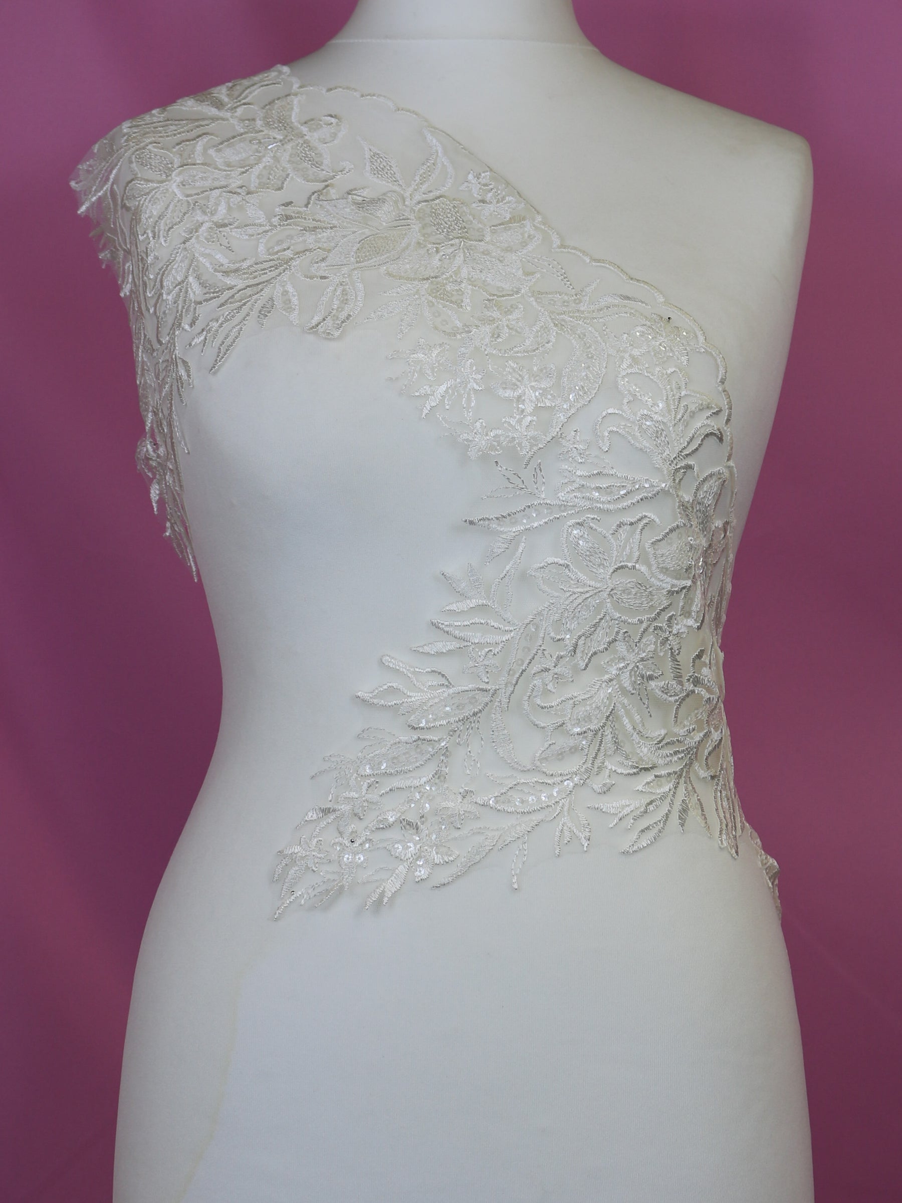 Elfenbeinbestickter Spitzenbesatz (groß) – Calinda