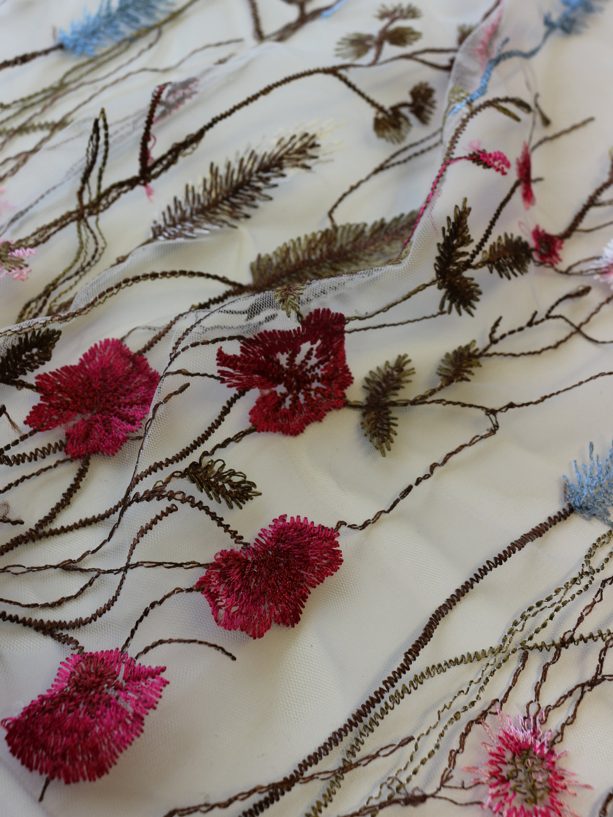 Bonbonrosa bestickte Spitze – Sassi