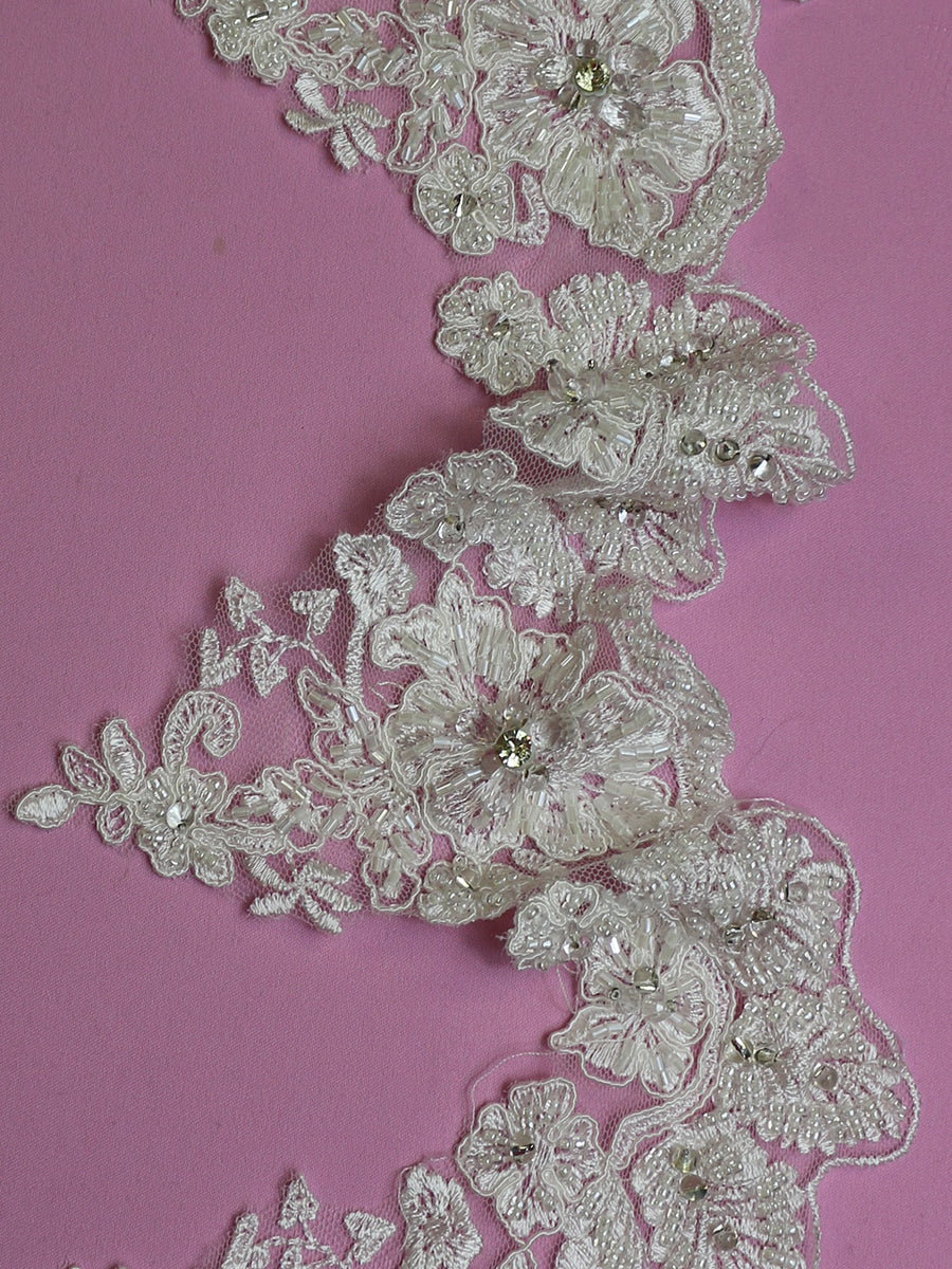 Elfenbeinfarbener Spitzenbesatz mit Perlen - Chelsea