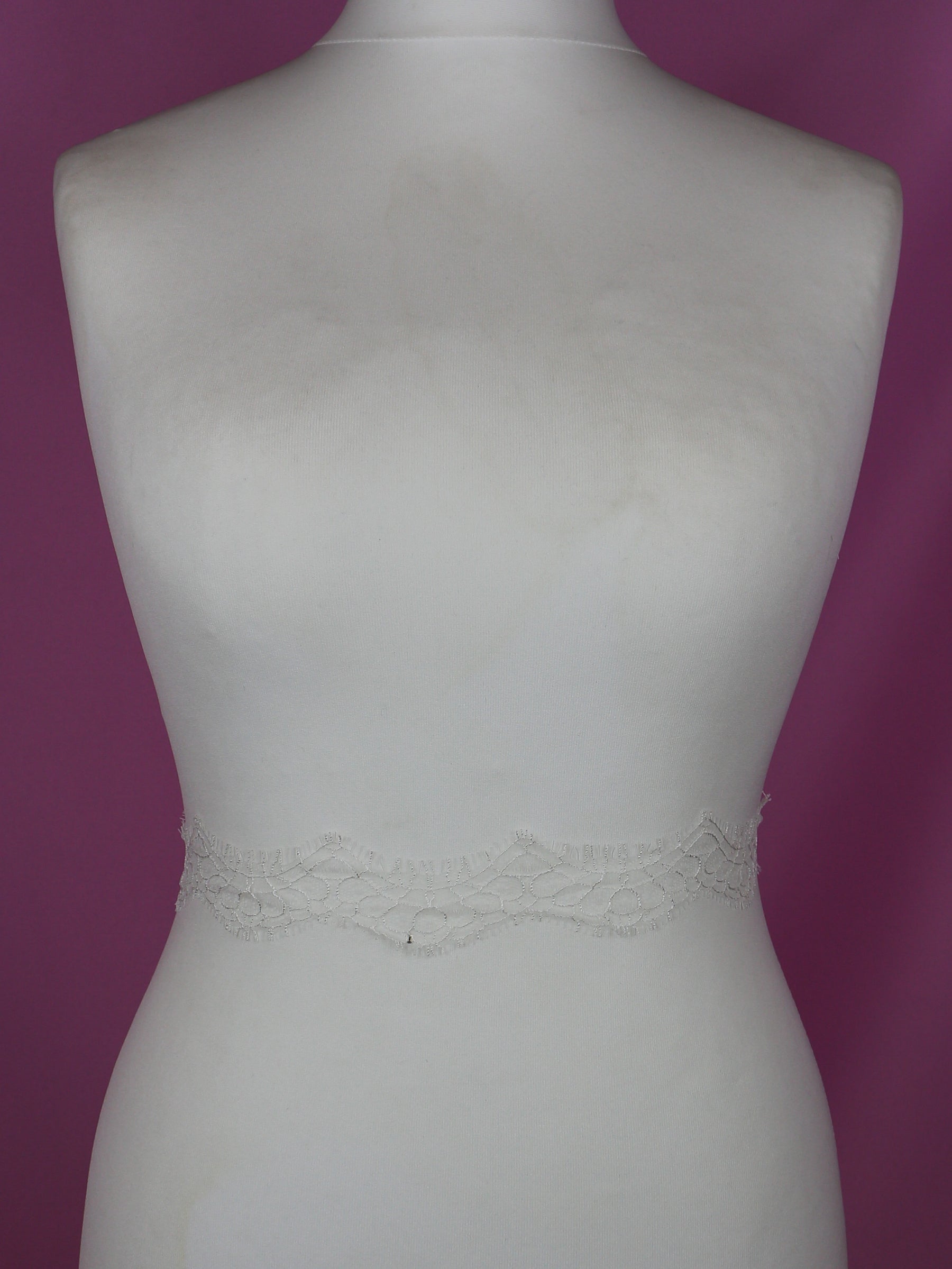 Elfenbeinfarbener Chantilly-Spitzenbesatz – Darcey