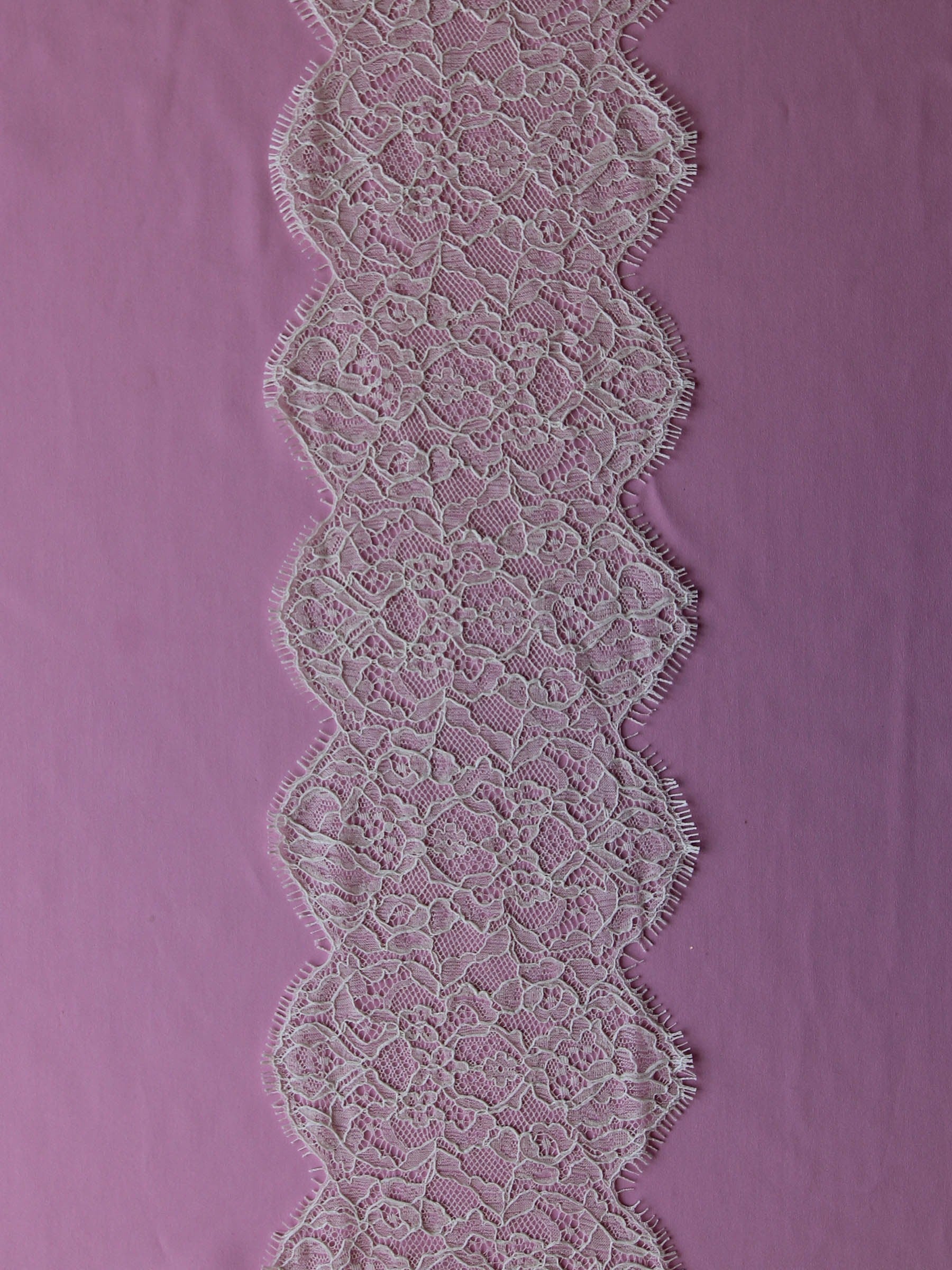 Elfenbeinfarbener Chantilly-Spitzenbesatz – Judith