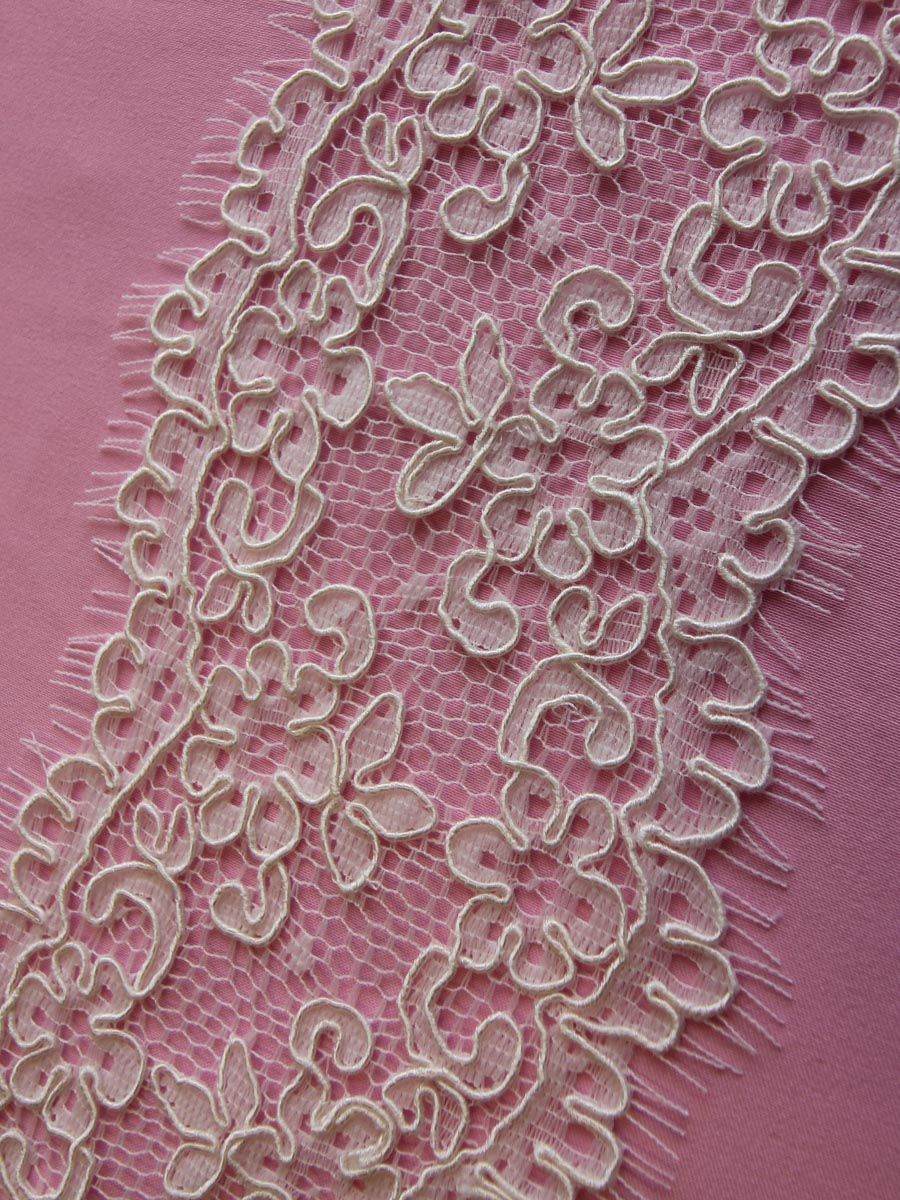 Elfenbeinfarbener, schnurgebundener Spitzenbesatz – Ego