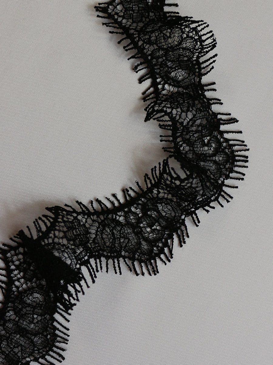 Schwarzer Spitzenbesatz – Ember