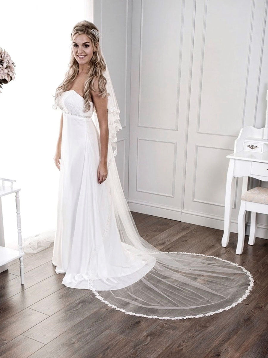 Elfenbeinfarbener Spitzenbesatz mit Perlen – Gamma