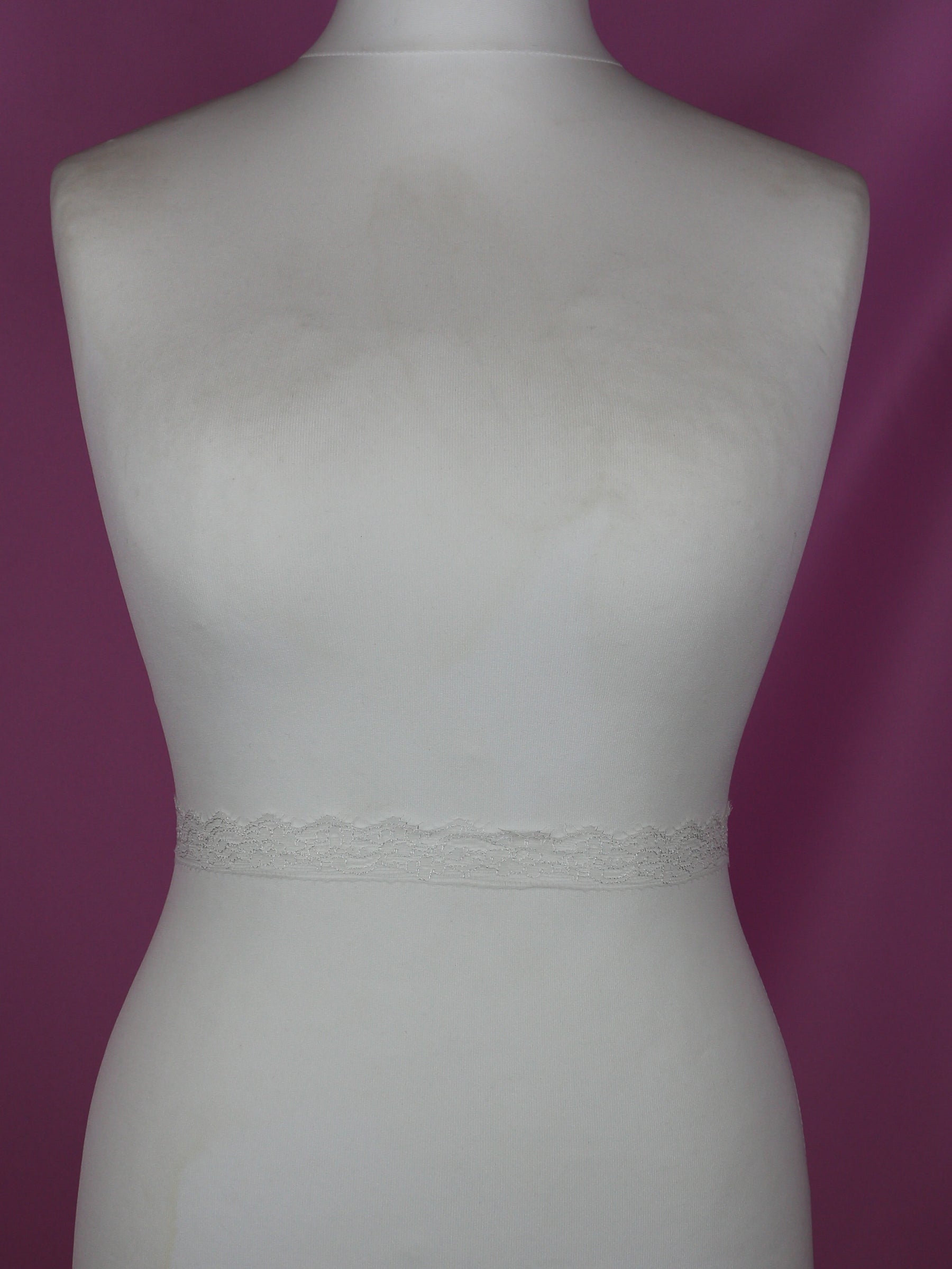 Elfenbeinfarbener Chantilly-Spitzenbesatz – Georgia