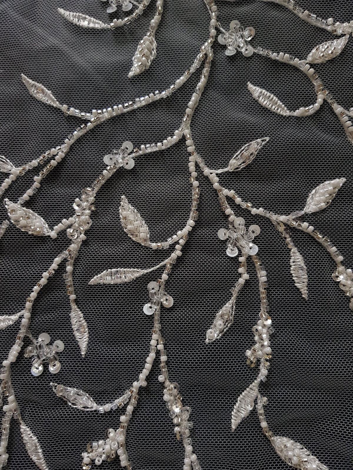 Elfenbeinfarbene, mit Perlen bestickte Spitze – Yolanthe