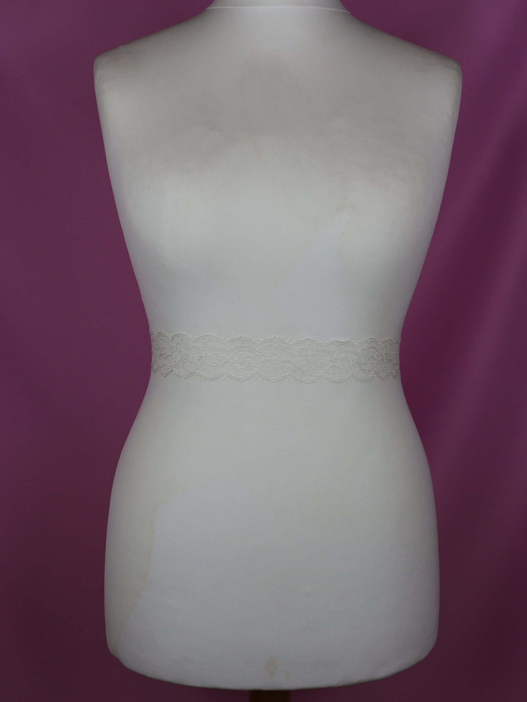 Elfenbeinfarbener Chantilly-Spitzenbesatz – Imogen