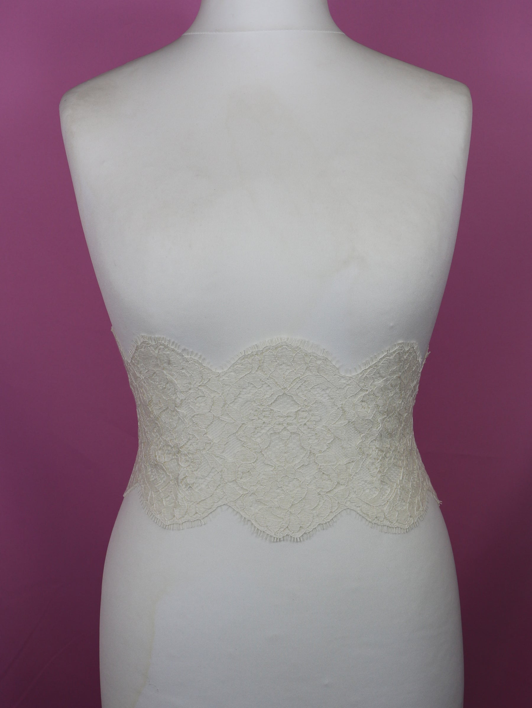 Elfenbeinfarbener Chantilly-Spitzenbesatz – Ivanna
