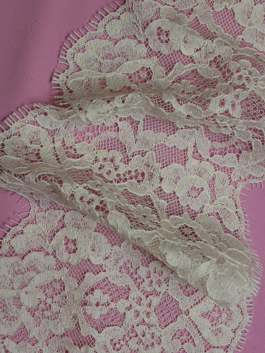 Elfenbeinfarbener Chantilly-Spitzenbesatz – Ivanna