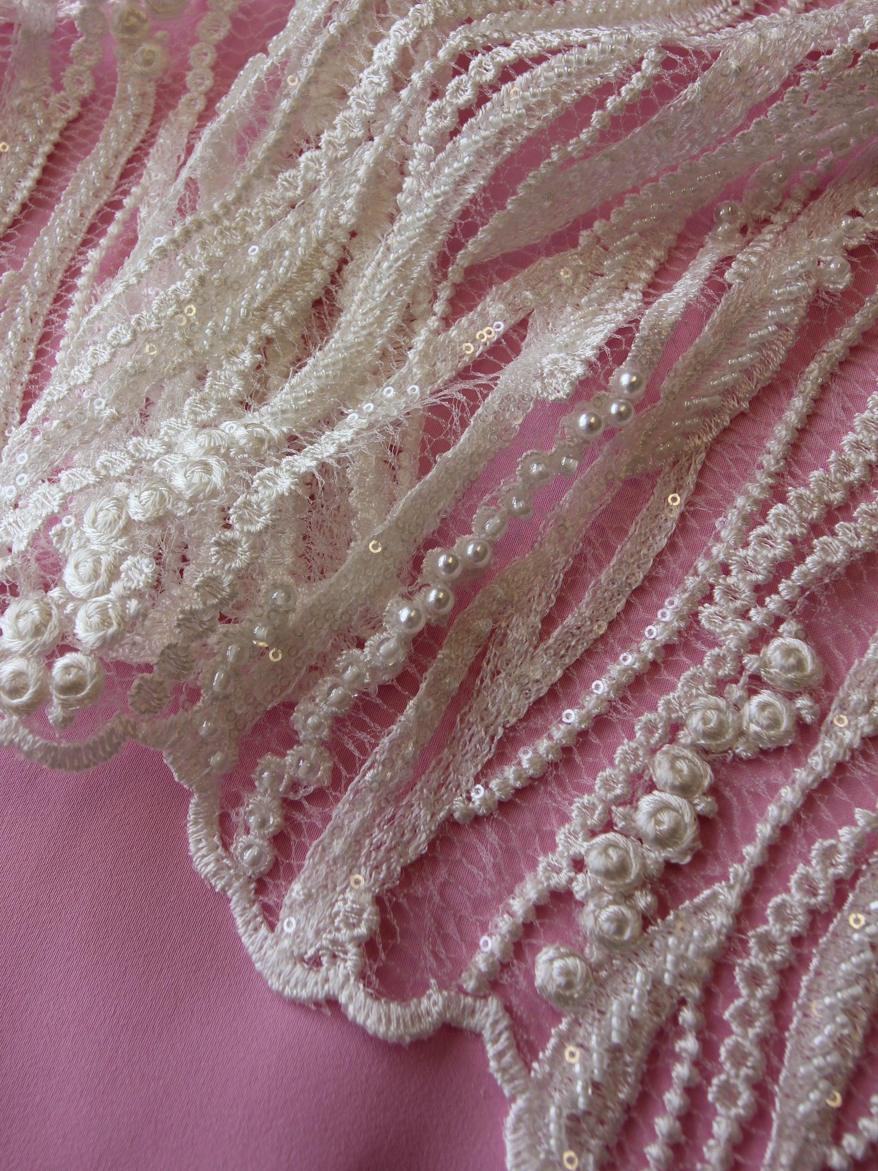 Elfenbeinfarbene Perlenspitze – Athira