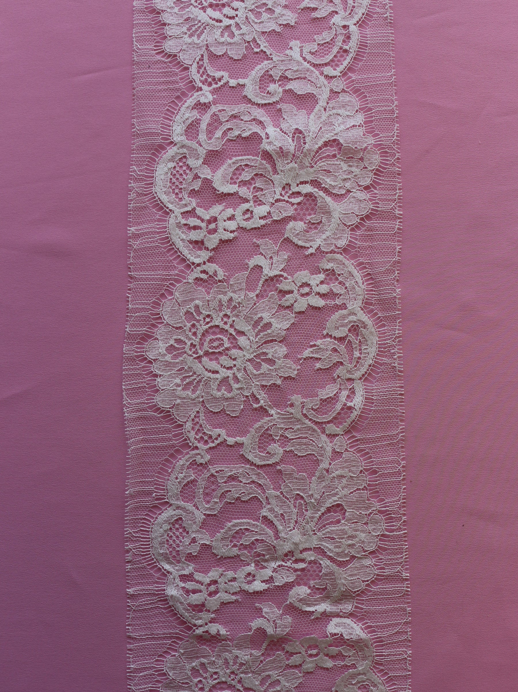 Elfenbeinfarbener Chantilly-Spitzenbesatz – Hadiza