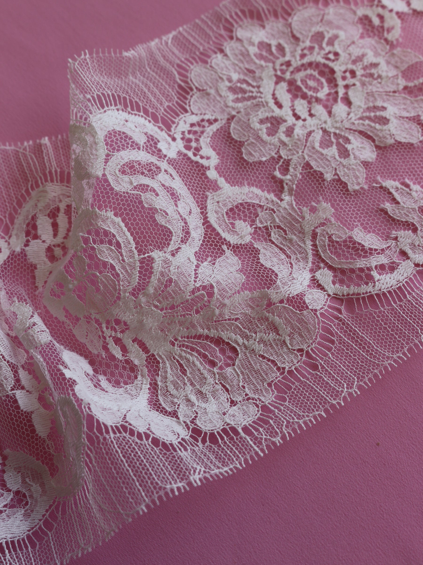 Elfenbeinfarbener Chantilly-Spitzenbesatz – Hadiza