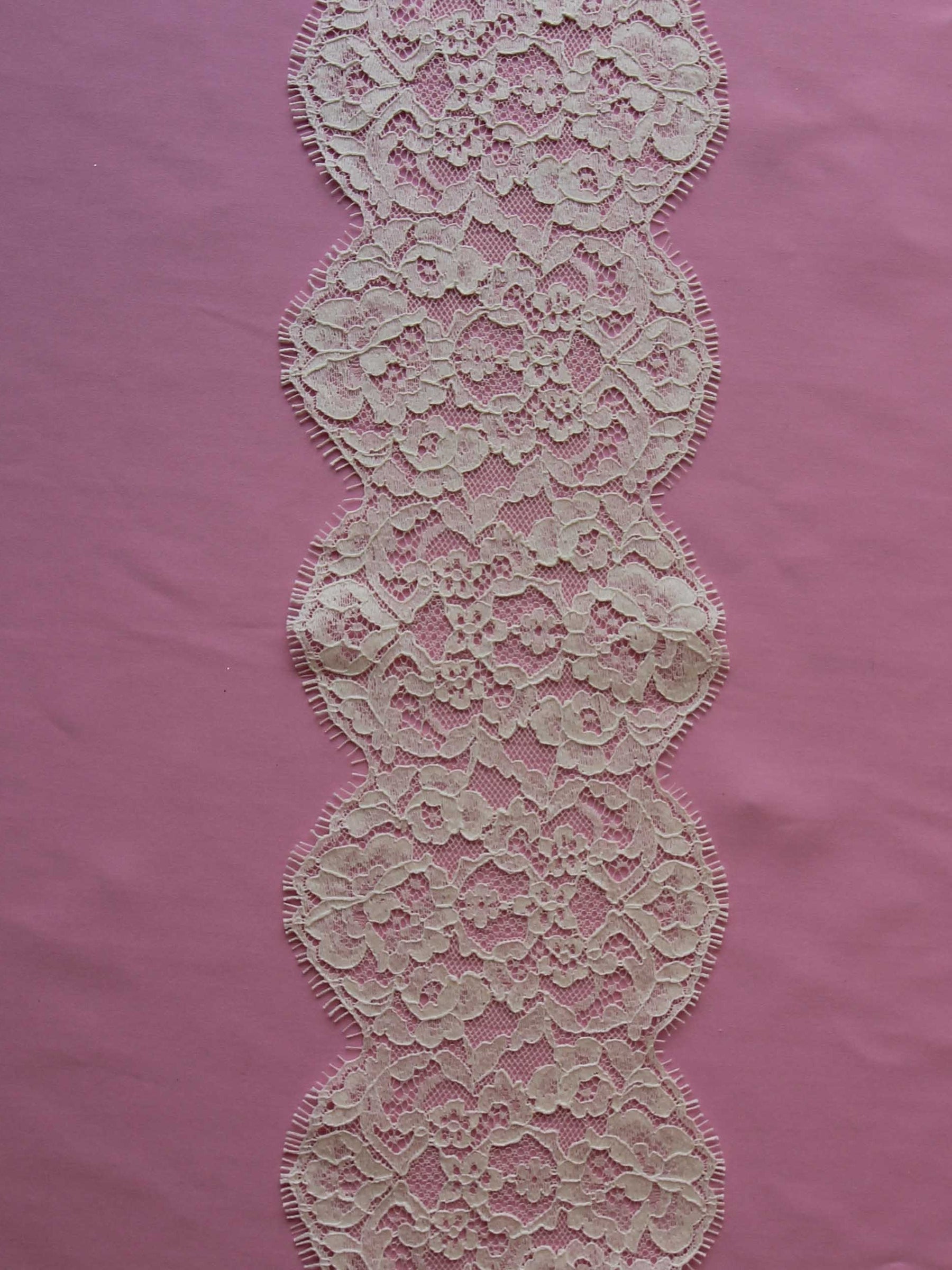 Elfenbeinfarbener Chantilly-Spitzenbesatz – Ivanna